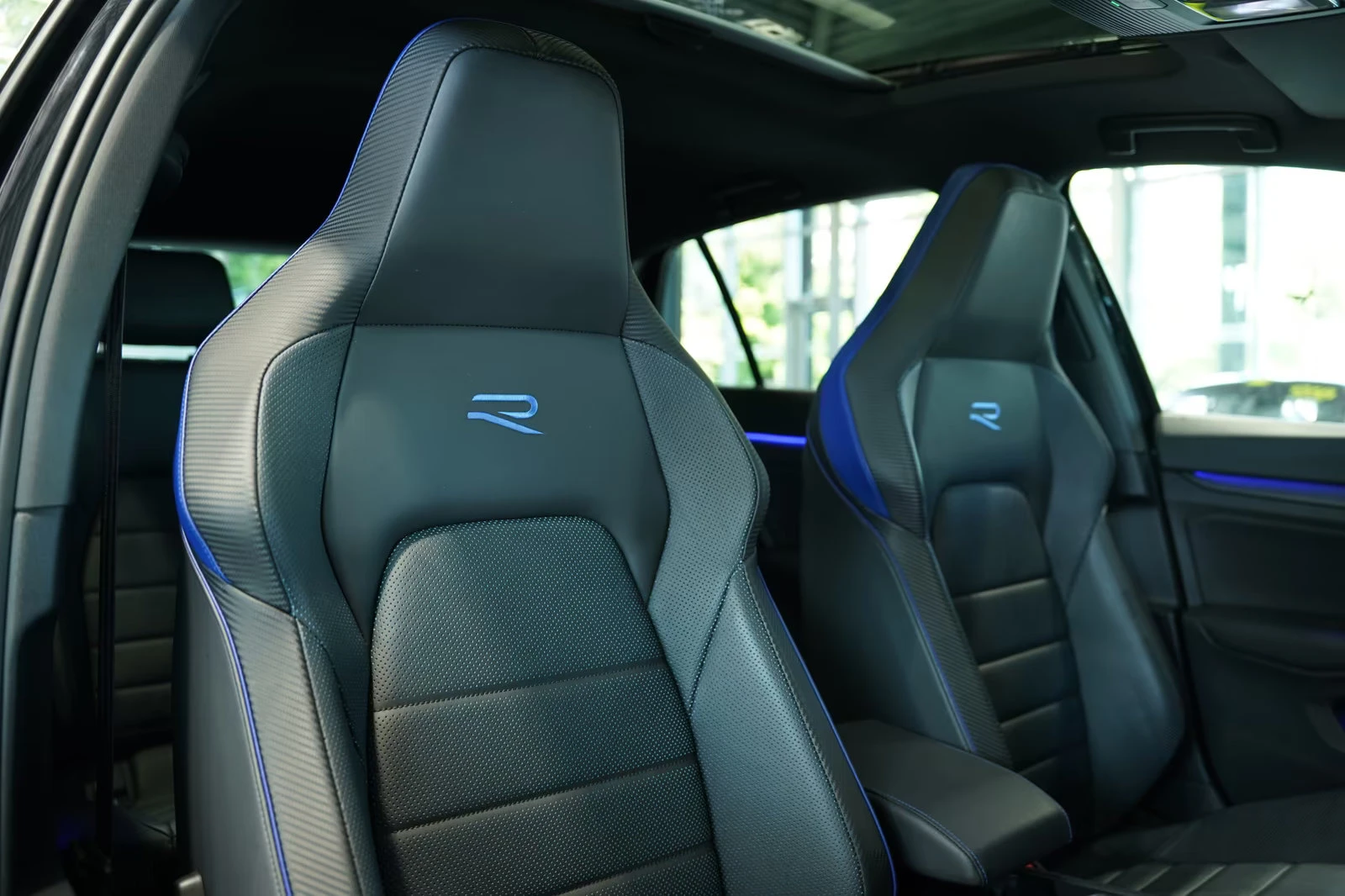VW Golf R PERFORMANCE/320HP/AKRAPOVIC/4X4DSG/PANO/CAM/626z, снимка 11 - Автомобили и джипове - 55379821