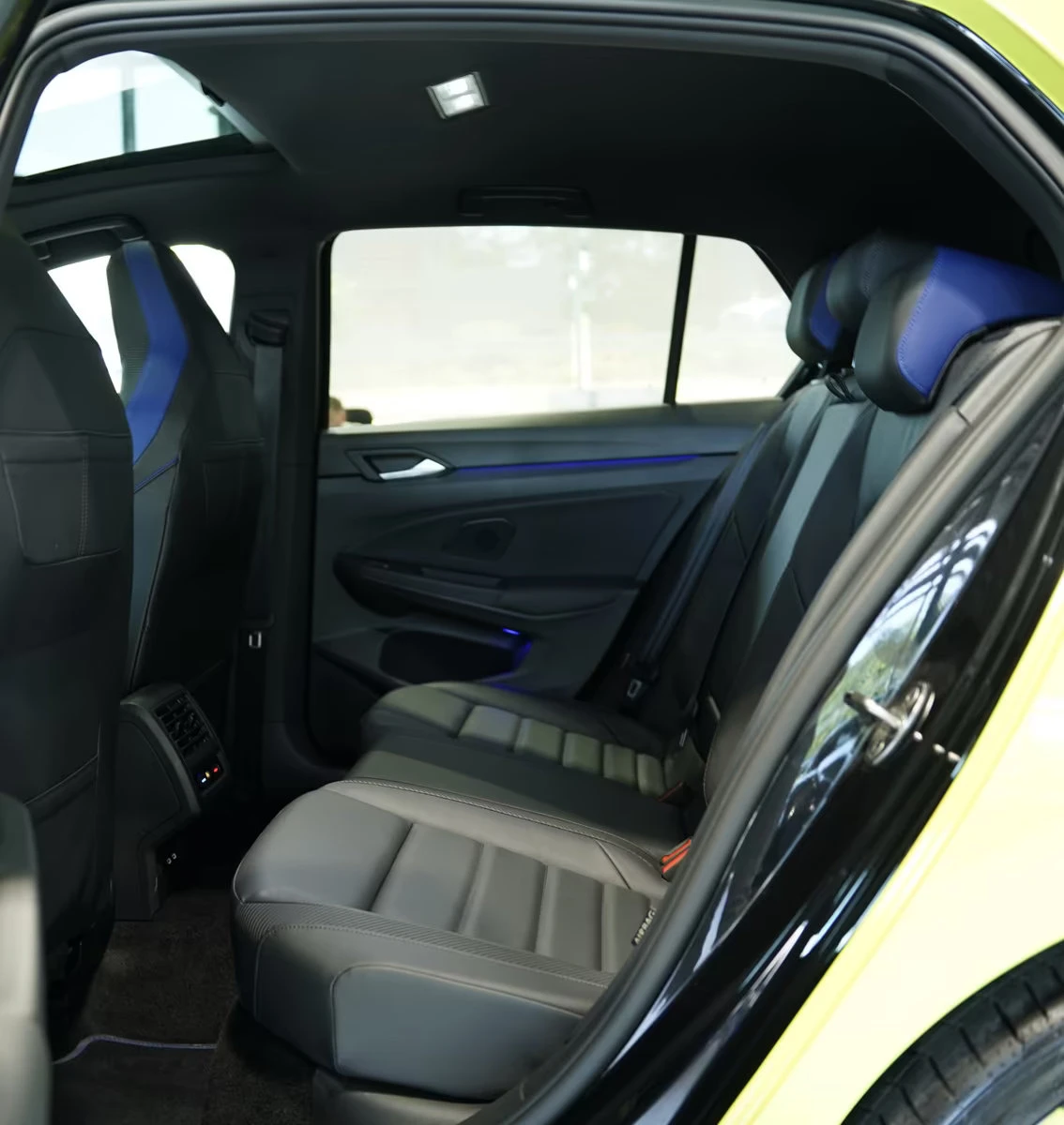VW Golf R PERFORMANCE/320HP/AKRAPOVIC/4X4DSG/PANO/CAM/626z, снимка 12 - Автомобили и джипове - 55379821