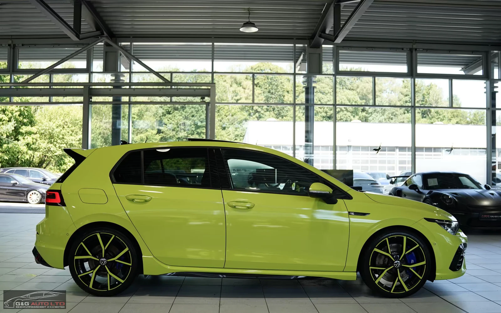 VW Golf R PERFORMANCE/320HP/AKRAPOVIC/4X4DSG/PANO/CAM/626z, снимка 6 - Автомобили и джипове - 55379821