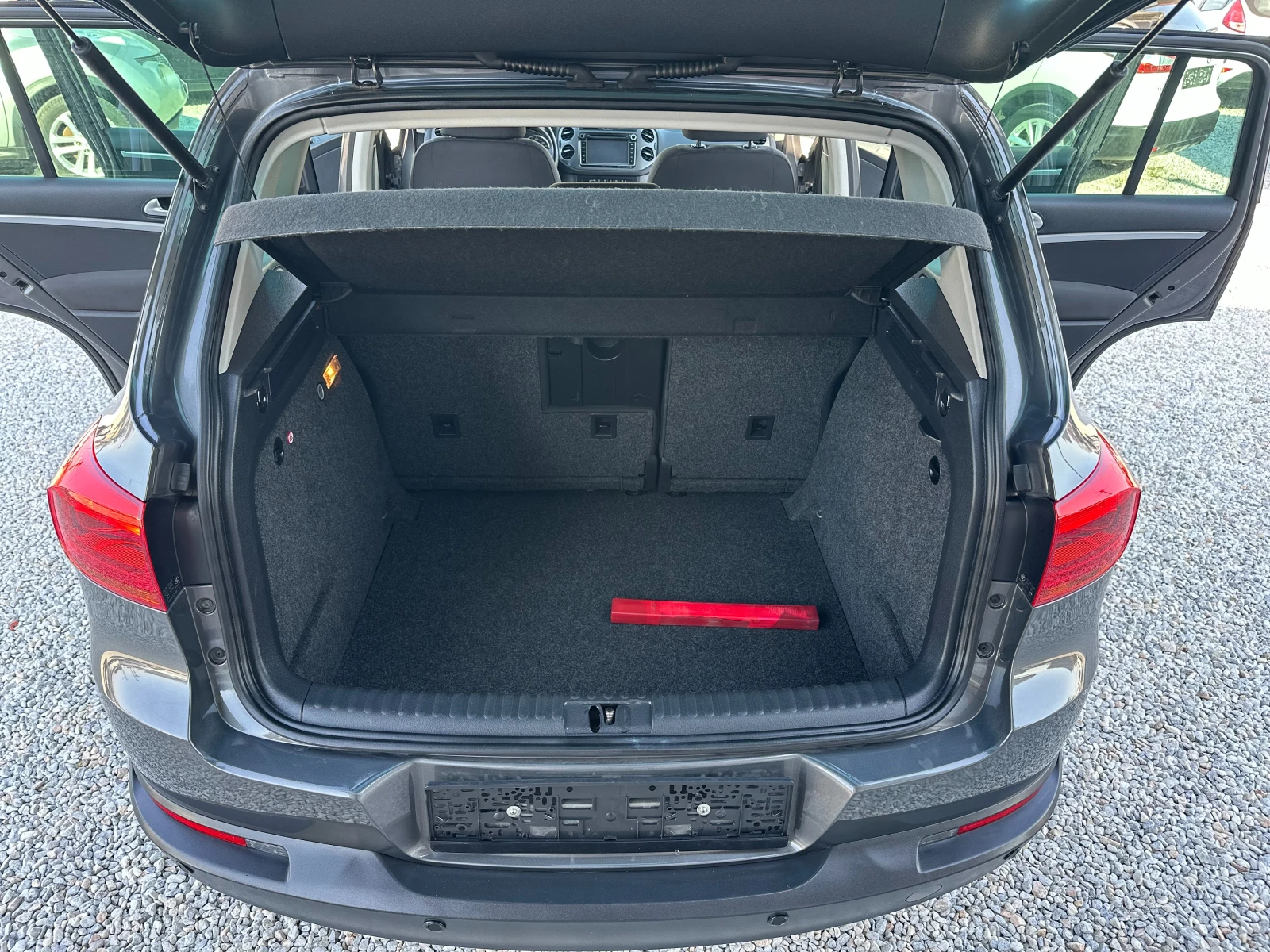 VW Tiguan 2.0TDI* NAVI* , снимка 9 - Автомобили и джипове - 53864342