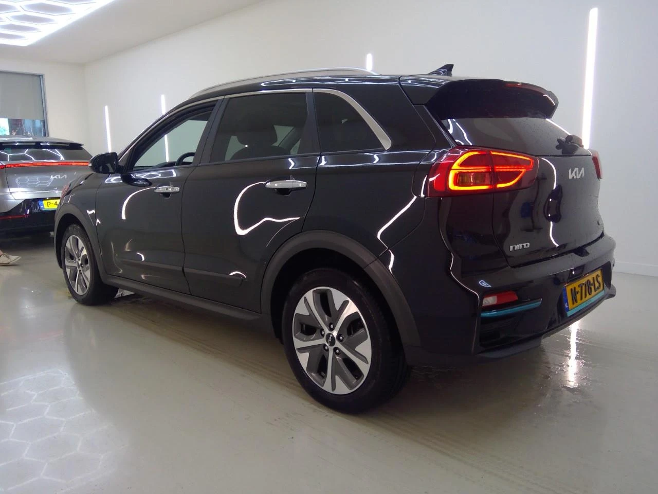 Kia Niro 64KWh/EXECUTIVE LINE/SOH100%/KIACONN/FULL!, снимка 3 - Автомобили и джипове - 54820615
