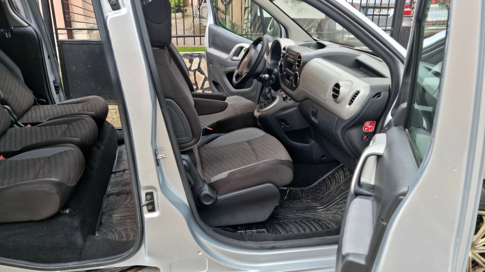 Peugeot Partner 1 6 HDI/112 К.С СЕРВИЗНА ИСТОРИЯ , снимка 11 - Автомобили и джипове - 55012759