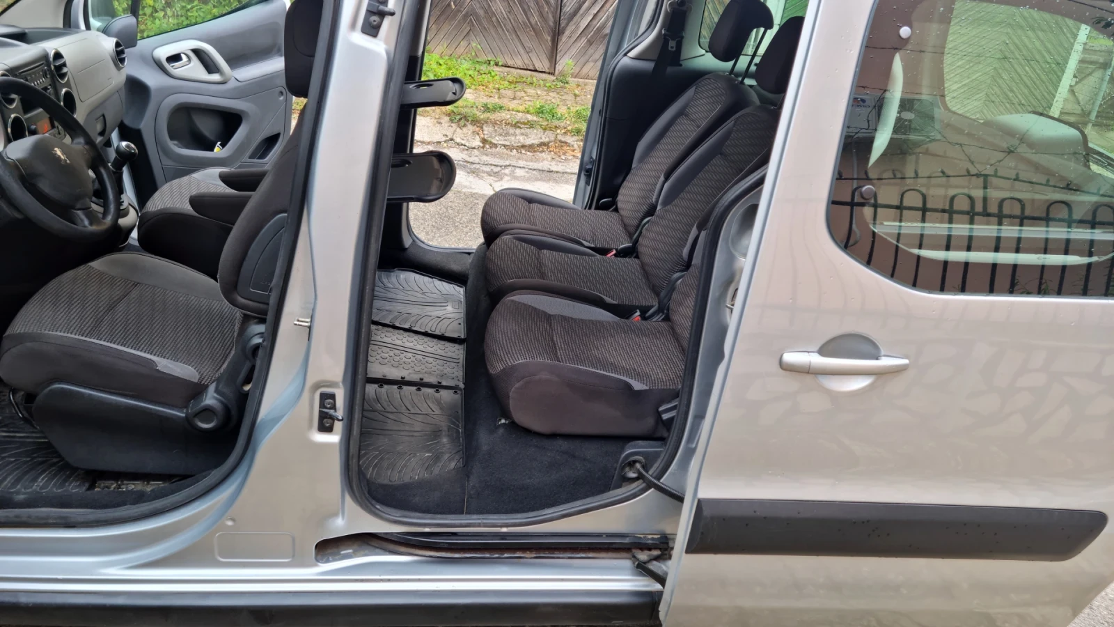 Peugeot Partner 1 6 HDI/112 К.С СЕРВИЗНА ИСТОРИЯ , снимка 13 - Автомобили и джипове - 55012759