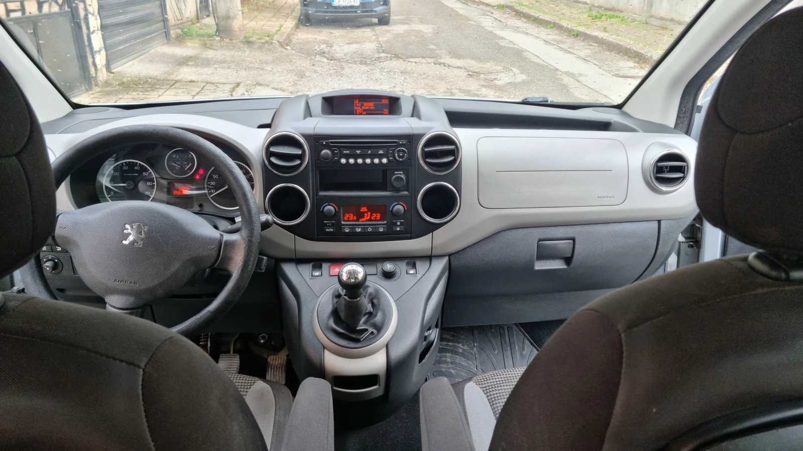 Peugeot Partner 1 6 HDI/112 К.С СЕРВИЗНА ИСТОРИЯ , снимка 8 - Автомобили и джипове - 55012759