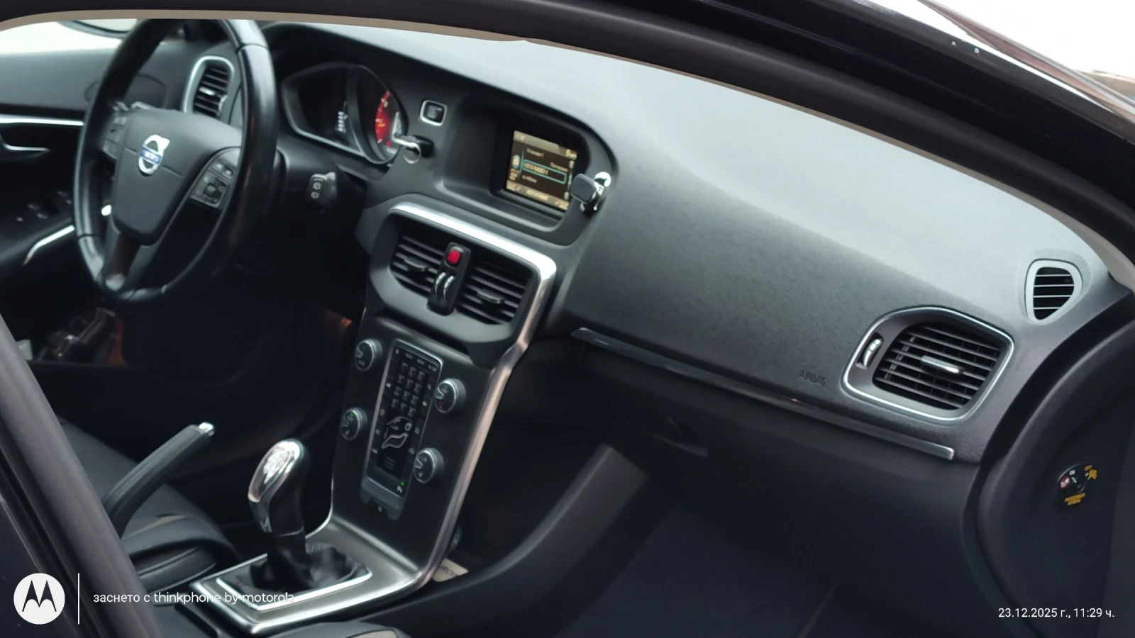 Volvo V40 Хечбек , снимка 16 - Автомобили и джипове - 55779371