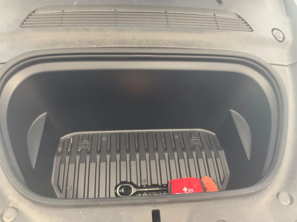 Tesla Model Y Standard Range, снимка 8 - Автомобили и джипове - 55867631