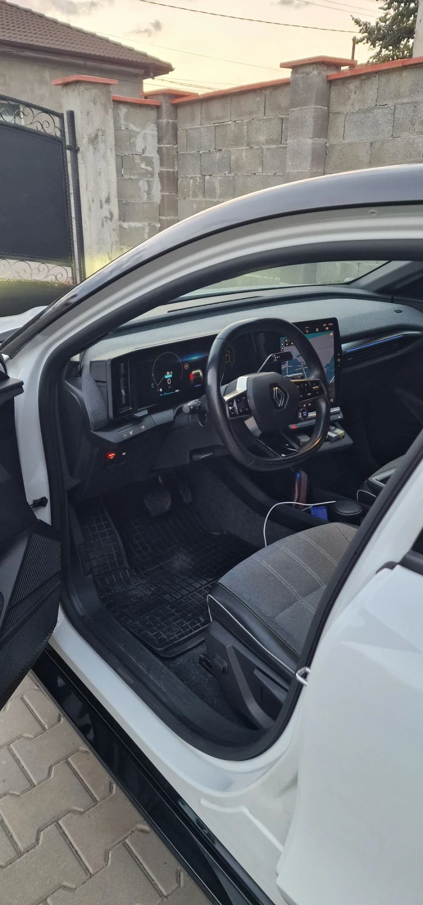 Renault Megane E-tech, снимка 5 - Автомобили и джипове - 56661982