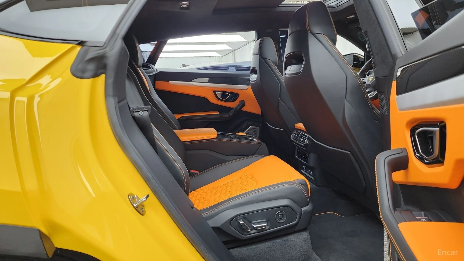 Lamborghini Urus * FULL* MAX* KEYLESS* Camera* ПОДГРЕВ* LED* , снимка 12 - Автомобили и джипове - 55571380