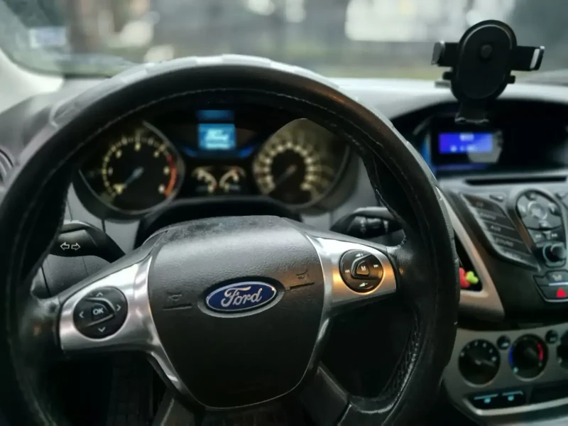 Ford Focus 1.6 95 кс. Хечбек, снимка 6 - Автомобили и джипове - 48202752