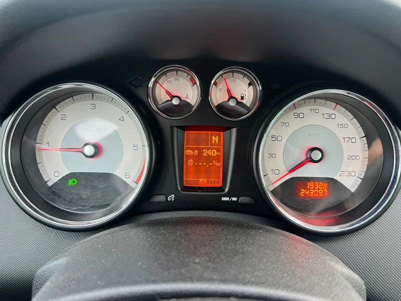 Peugeot 308 2.0HDI Автомат, снимка 11 - Автомобили и джипове - 52579199