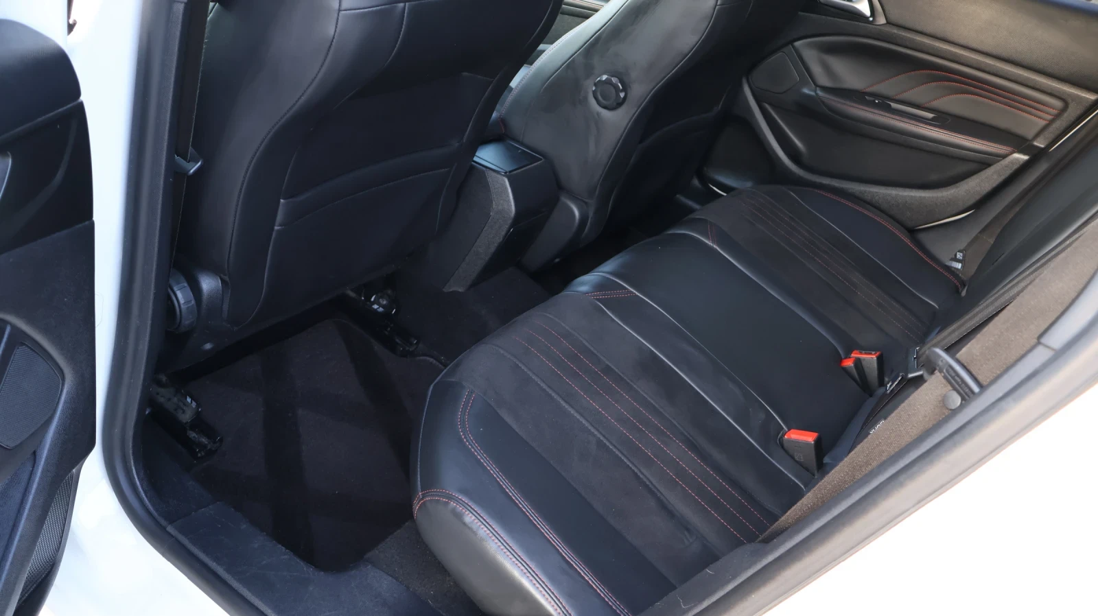 Peugeot 308 2.0HDI 150 К.С. GT Line АВТОМАТИК КАМЕРА НАВИГАЦИЯ - изображение 10