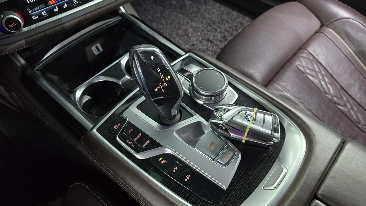 BMW 740 Li M* Distronic* HeadUp* Обдух* 360* 3xTV* Масаж, снимка 11 - Автомобили и джипове - 54790433