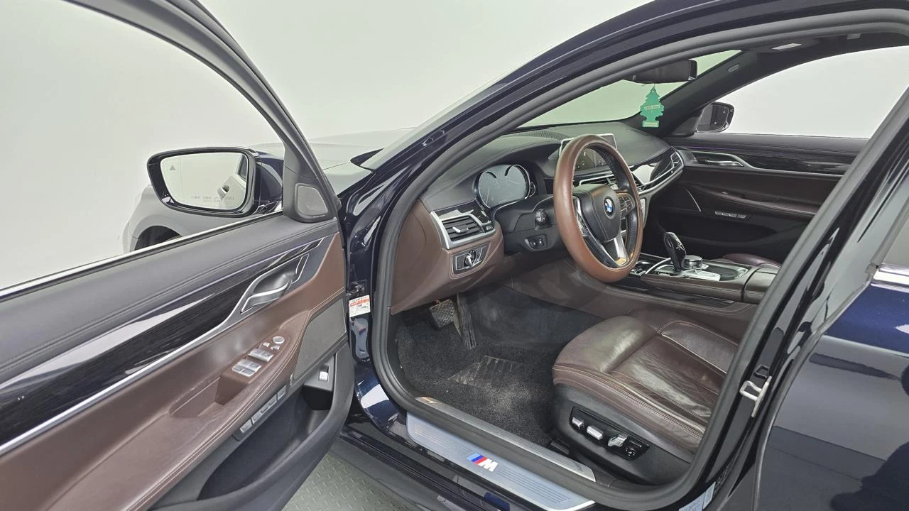 BMW 740 Li M* Distronic* HeadUp* Обдух* 360* 3xTV* Масаж, снимка 10 - Автомобили и джипове - 54790433