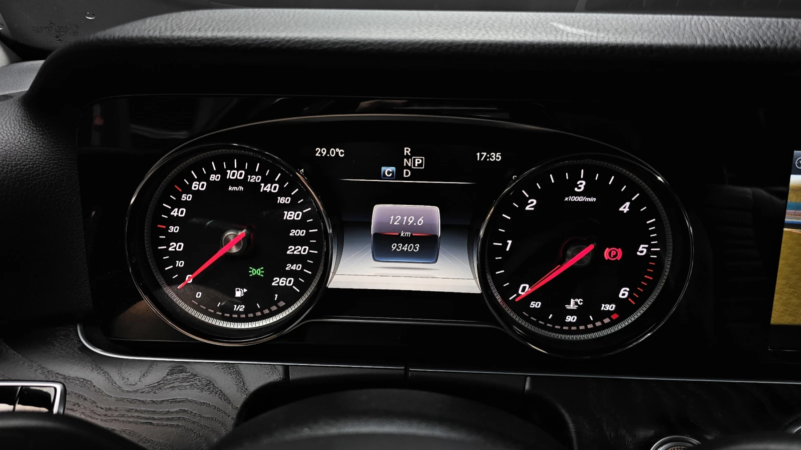 Mercedes-Benz E 220 HUD* BLIND SPOT* ЛЮК* КРАЙНА ЦЕНА, снимка 8 - Автомобили и джипове - 55982750