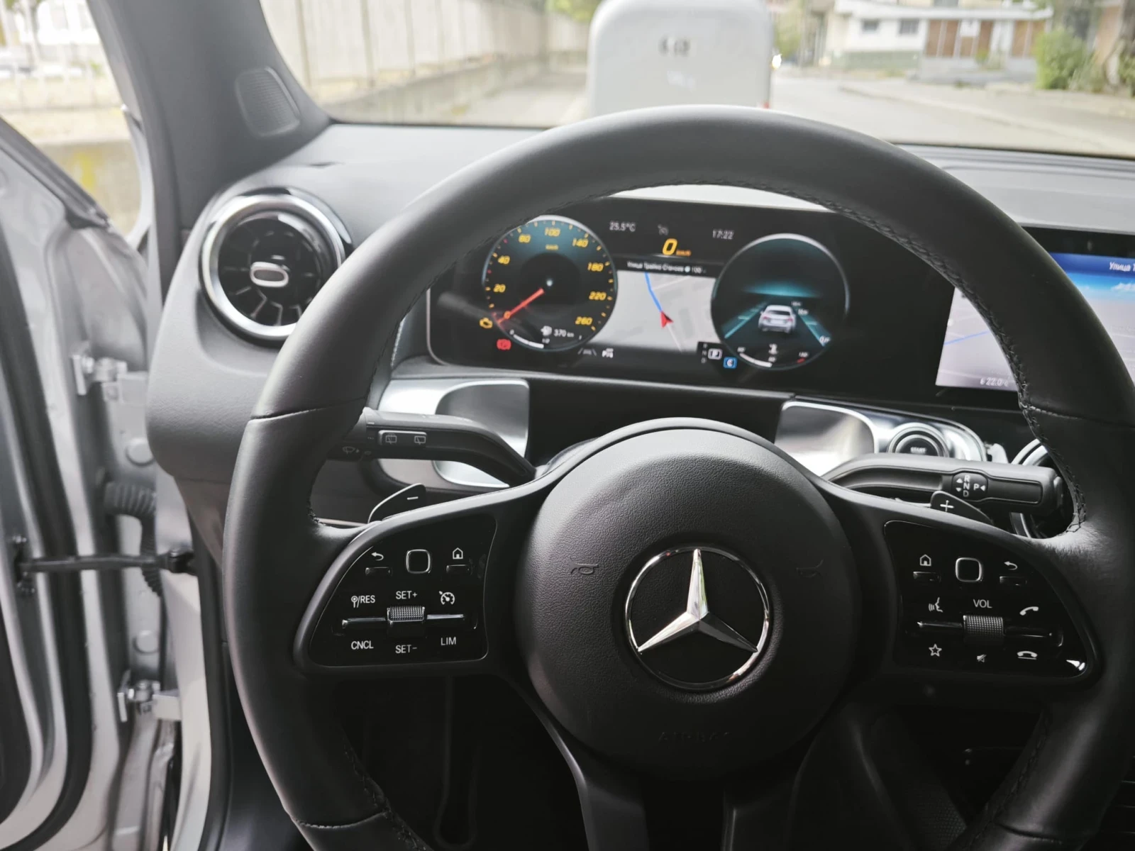 Mercedes-Benz GLB 180, снимка 3 - Автомобили и джипове - 56168078