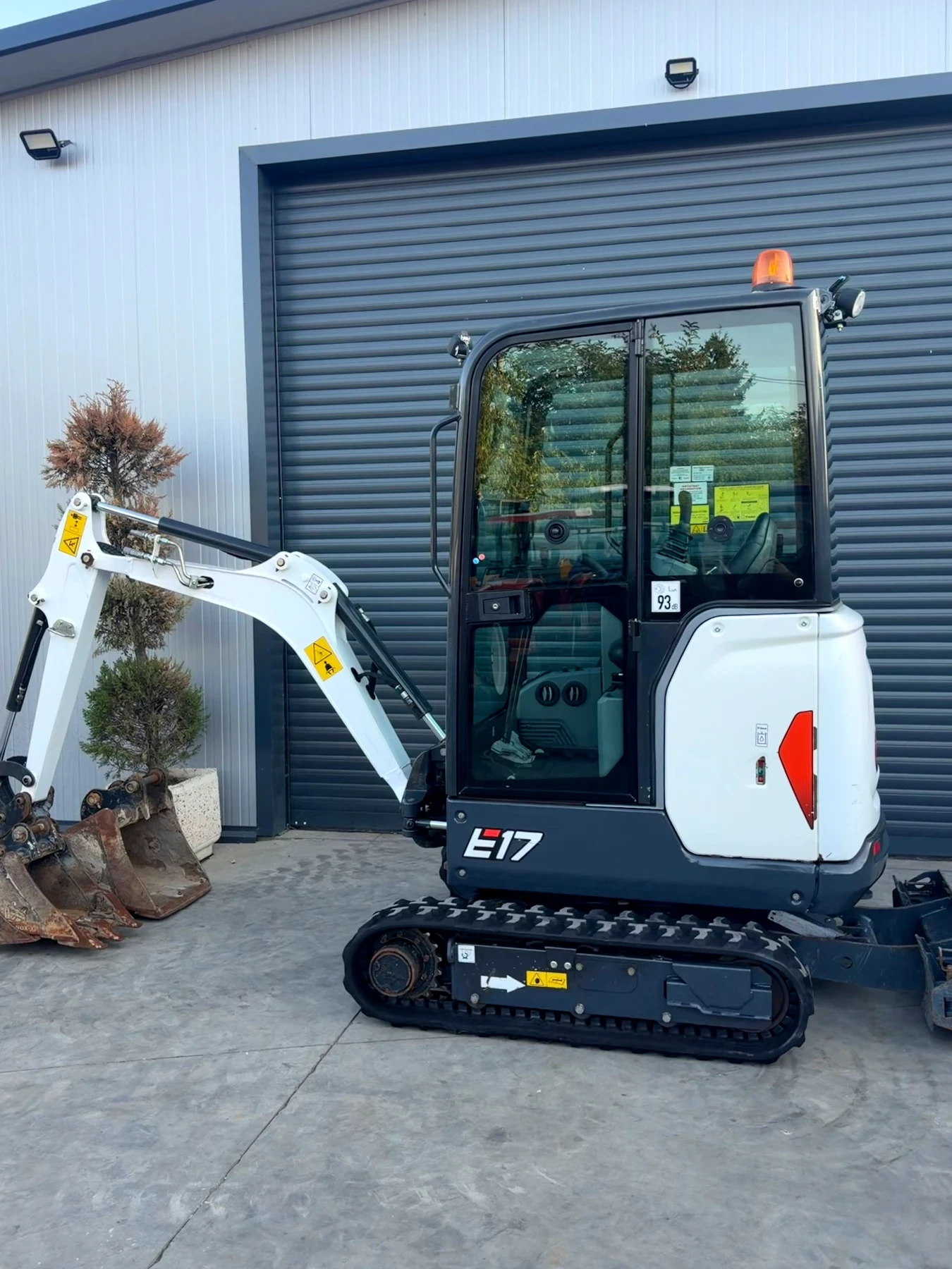 Багер Bobcat E17 400мч. като нов!, снимка 3 - Индустриална техника - 55993714