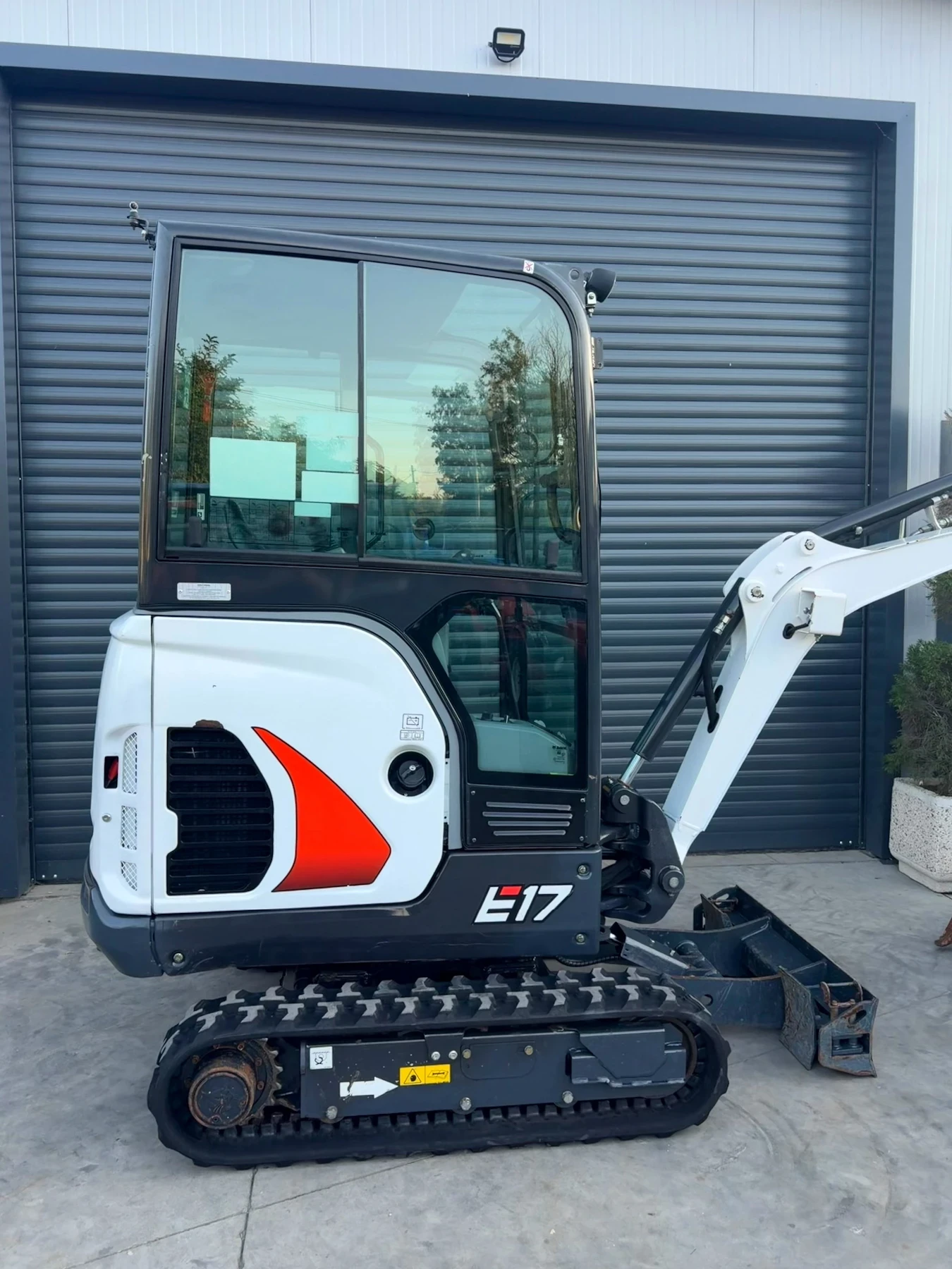 Багер Bobcat E17 400мч. като нов!, снимка 6 - Индустриална техника - 55993714