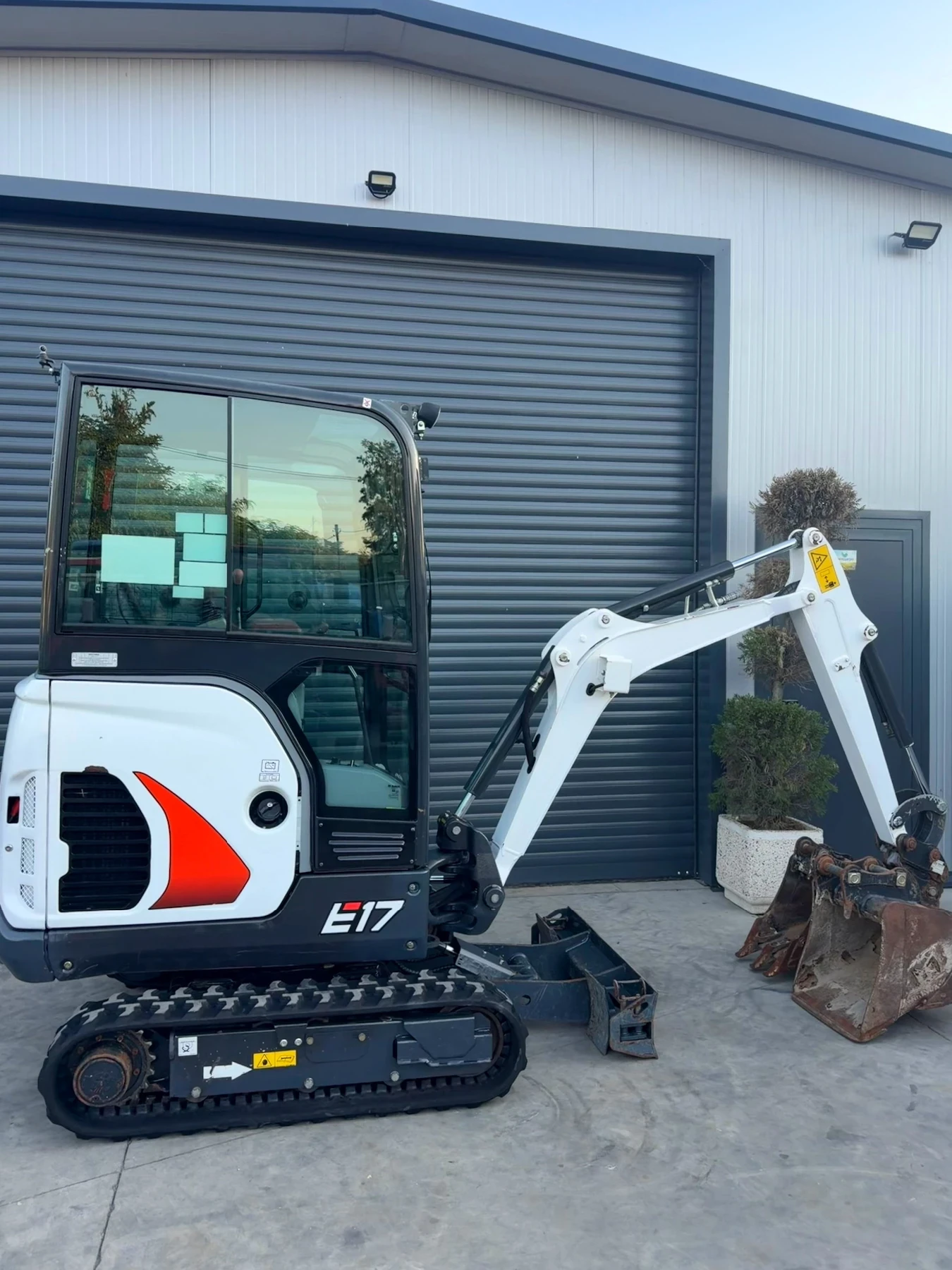 Багер Bobcat E17 400мч. като нов!, снимка 2 - Индустриална техника - 55993714