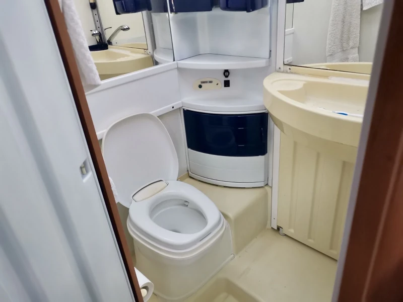 Кемпер HYMER / ERIBA Fiat Ducato- 3500 кг, снимка 9 - Каравани и кемпери - 52394811