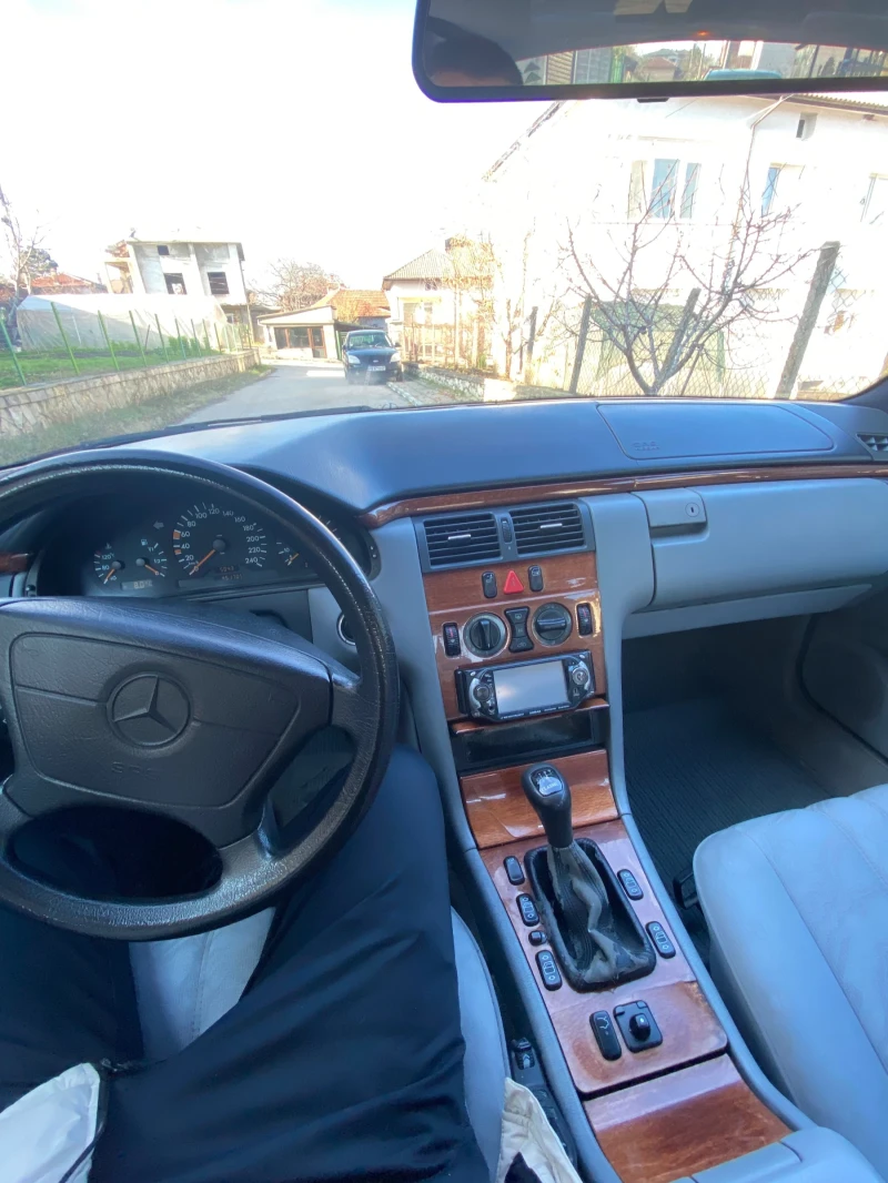 Mercedes-Benz E 200, снимка 2 - Автомобили и джипове - 52893797