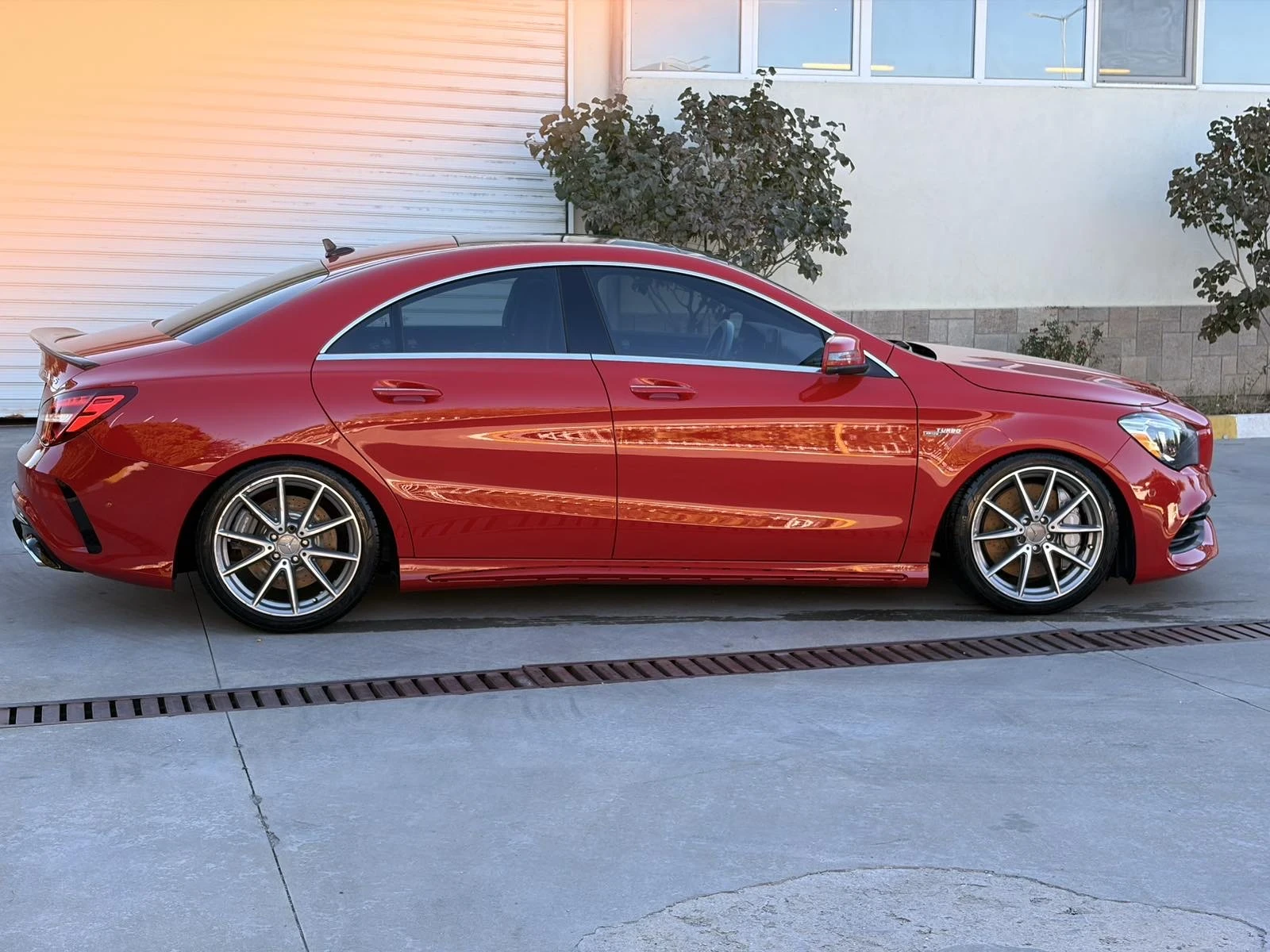 Mercedes-Benz CLA 45 AMG Facelift / PANO / Harman Kardon  - изображение 3