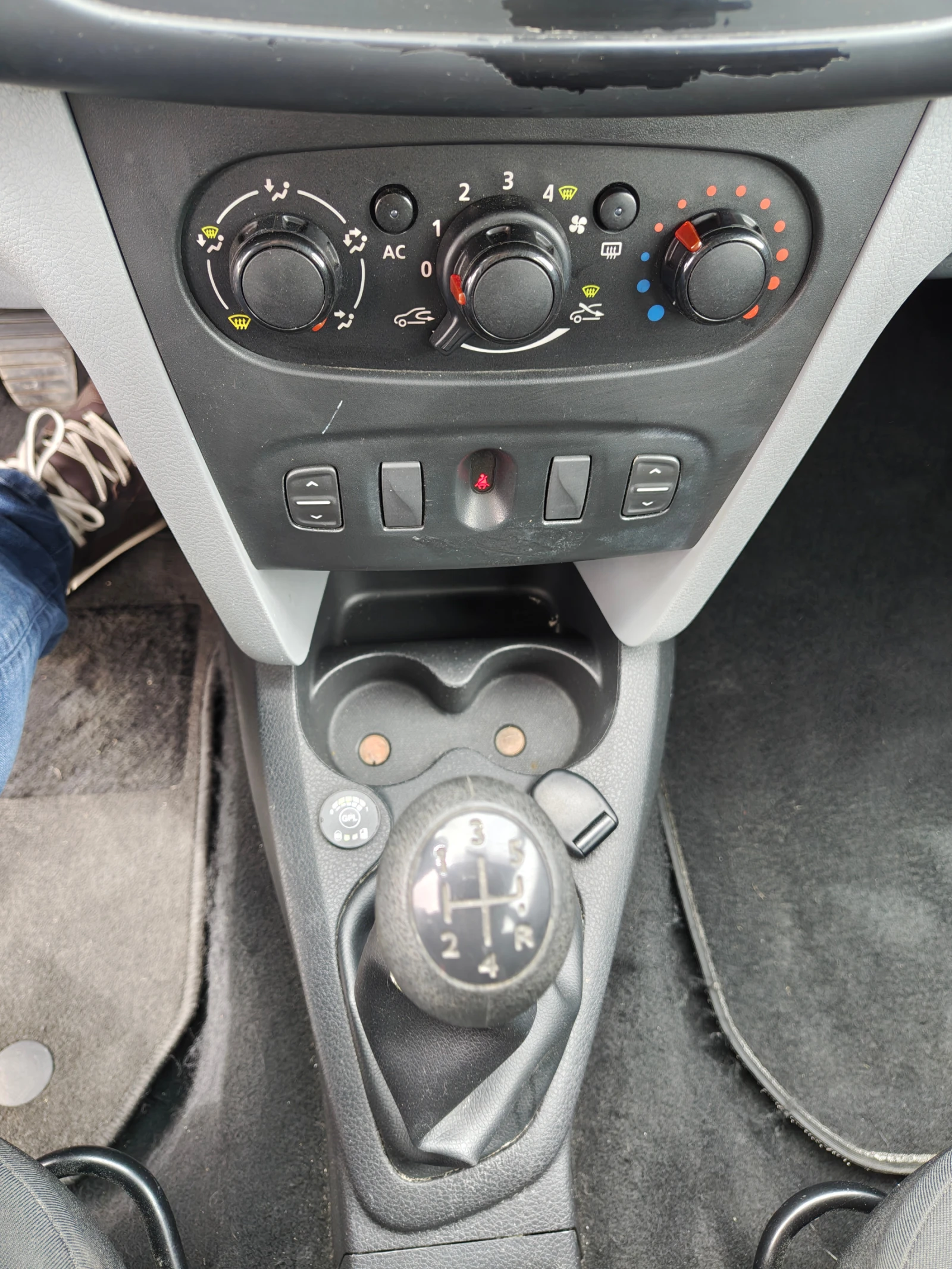 Dacia Sandero 1.2 I GAZ !!!, снимка 15 - Автомобили и джипове - 54463488
