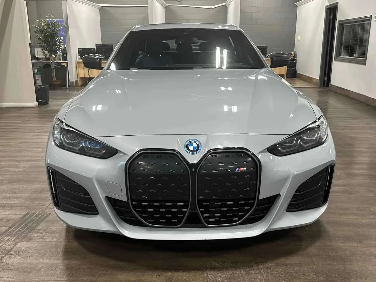 BMW i4, снимка 2 - Автомобили и джипове - 56700341