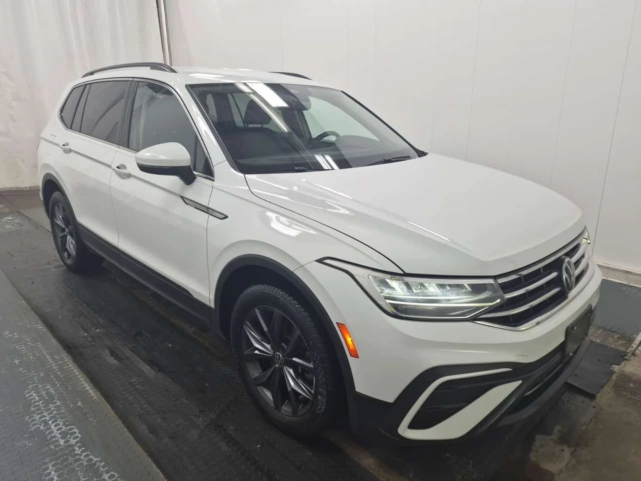 VW Tiguan * SE * АВТОКРЕДИТ БЕЗ ПЪРВОНАЧАЛНА ВНОСКА * , снимка 2 - Автомобили и джипове - 54537970