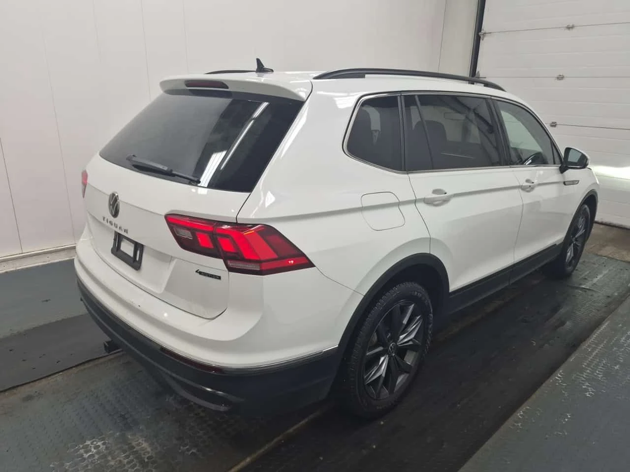 VW Tiguan * SE * АВТОКРЕДИТ БЕЗ ПЪРВОНАЧАЛНА ВНОСКА * , снимка 3 - Автомобили и джипове - 54537970