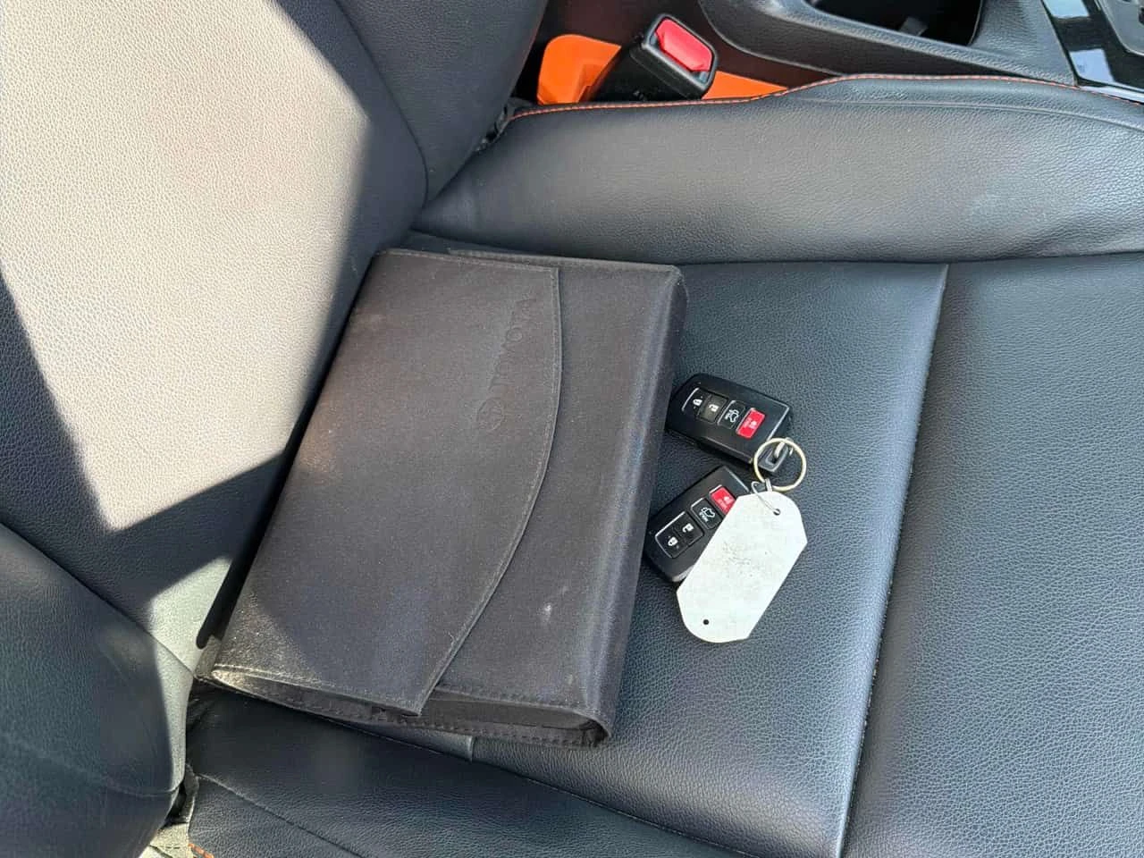 Toyota Rav4 * SE * CARFAX * ПОДГРЕВИ * ПАНО * KEYLESS, снимка 13 - Автомобили и джипове - 54931036