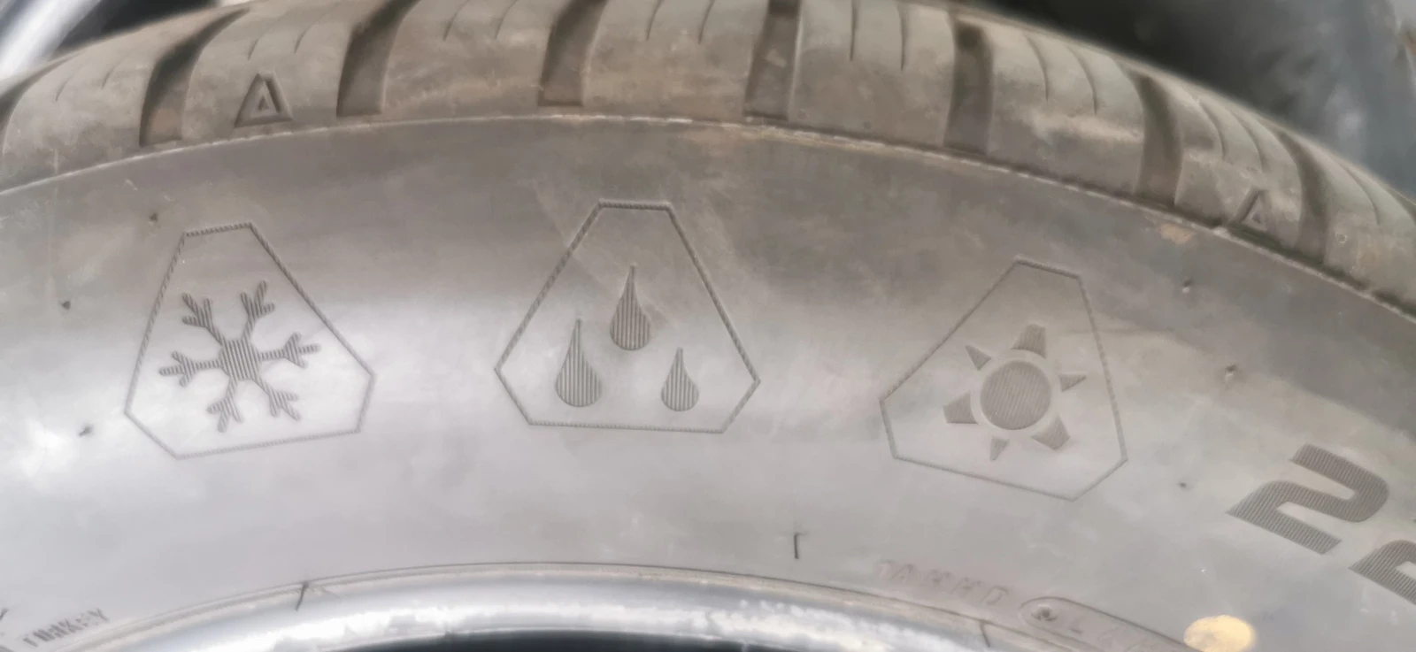 Гуми Всесезонни 225/60R18, снимка 5 - Гуми и джанти - 56322595