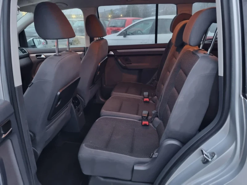 VW Touran 1.6TDI-105PS, снимка 11 - Автомобили и джипове - 48495513