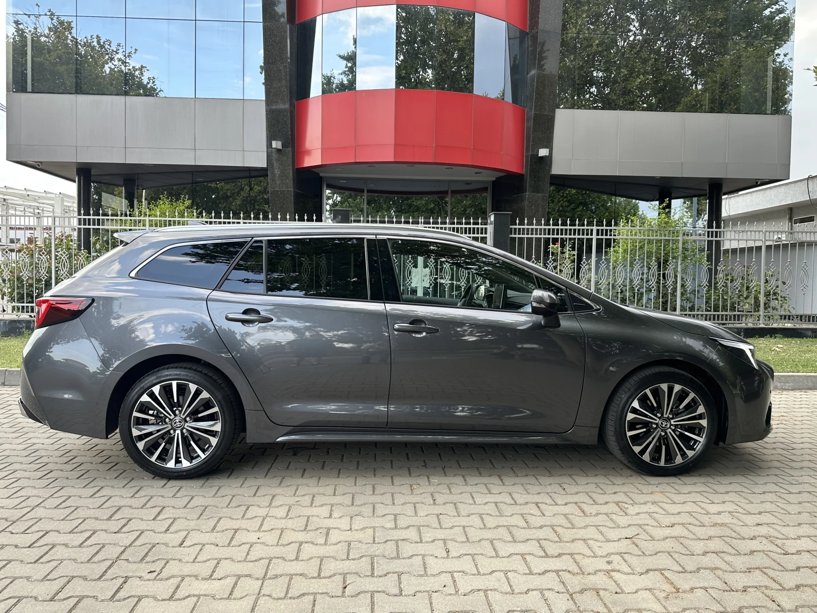 Toyota Corolla 1.8 Team D* Facelift* HEV*  - изображение 6