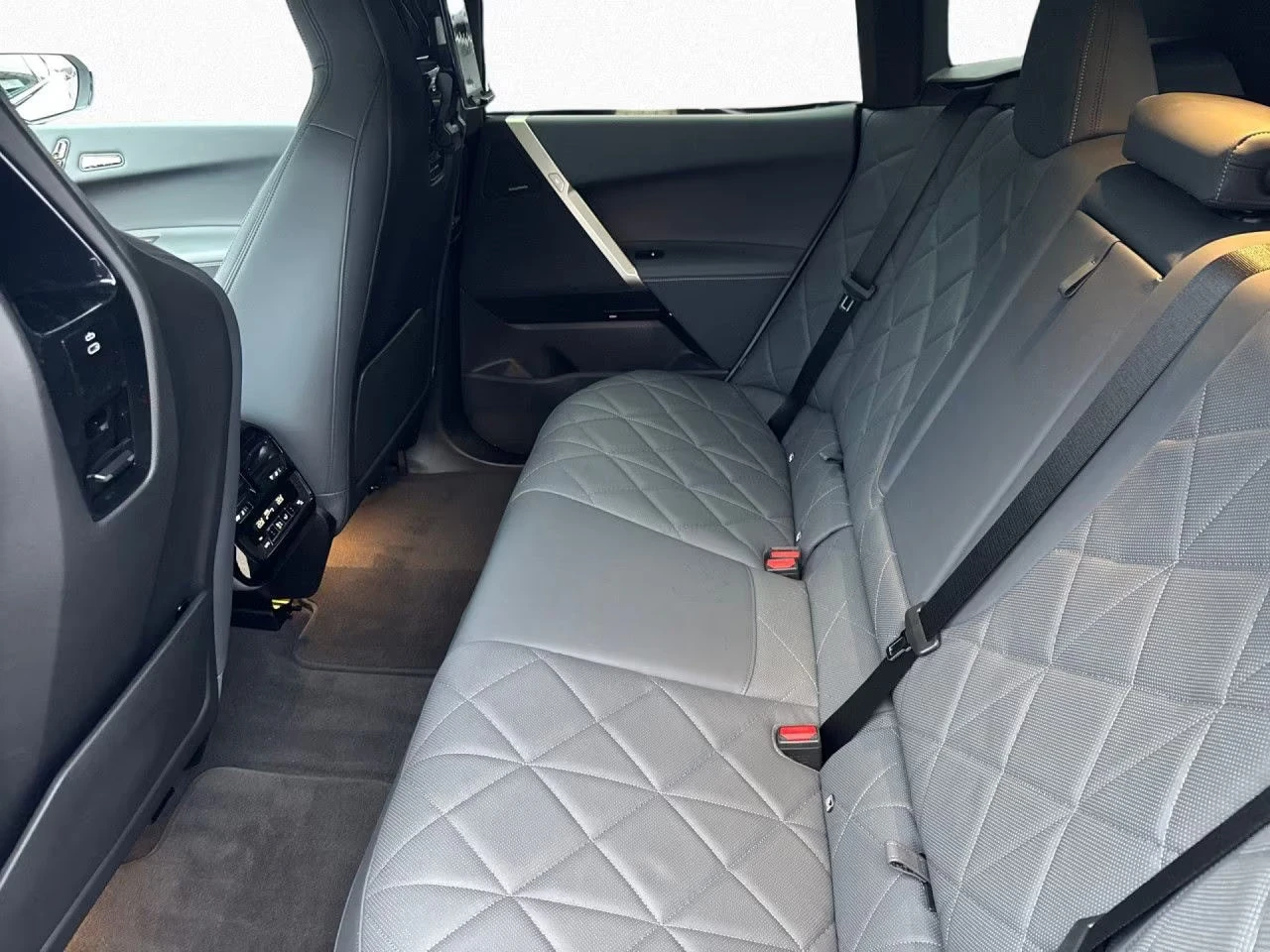 BMW iX xDRIVE40/326HP/SKYL/HUD/360/ОБДУХВАНЕ/SOFT/278z, снимка 12 - Автомобили и джипове - 54121676