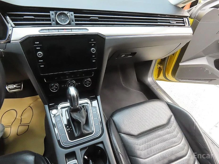 VW Arteon 2.0 TDI Prestige* DYNAUDIO* SUNROOF* ОБДУХВАНЕ* , снимка 10 - Автомобили и джипове - 54153242