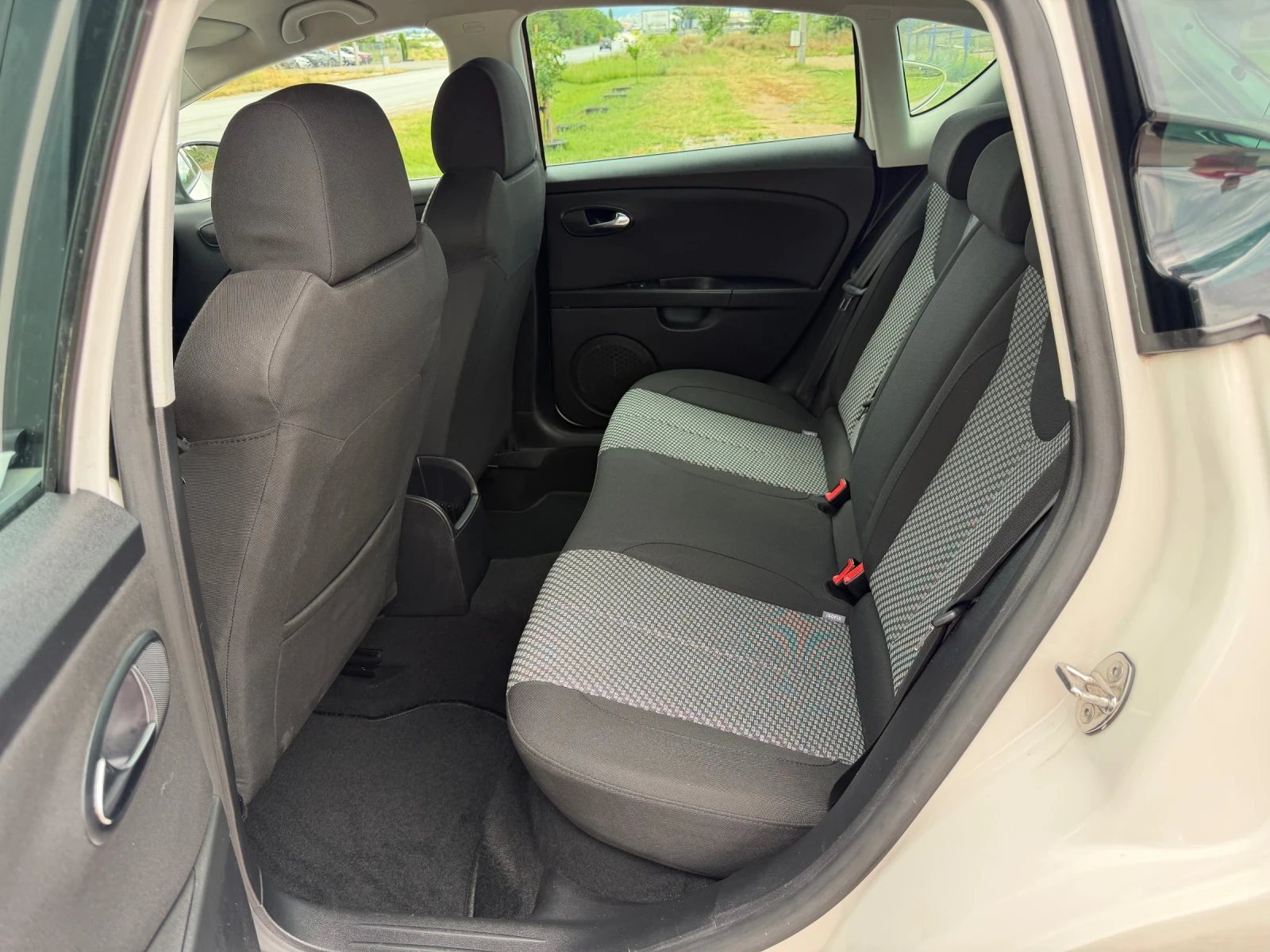Seat Leon 1.6/КАТО НОВА, снимка 12 - Автомобили и джипове - 54964421