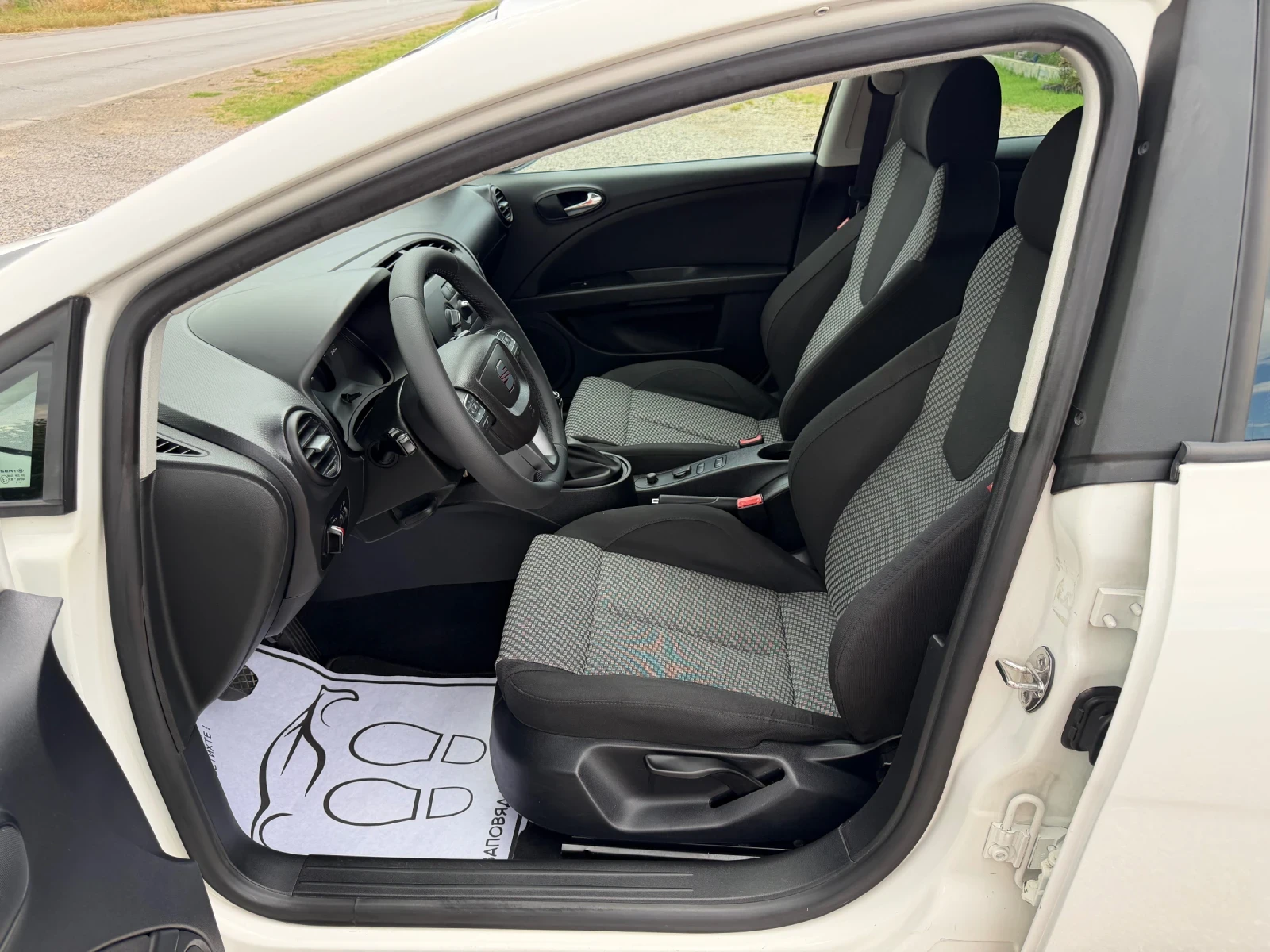 Seat Leon 1.6/КАТО НОВА, снимка 9 - Автомобили и джипове - 54964421