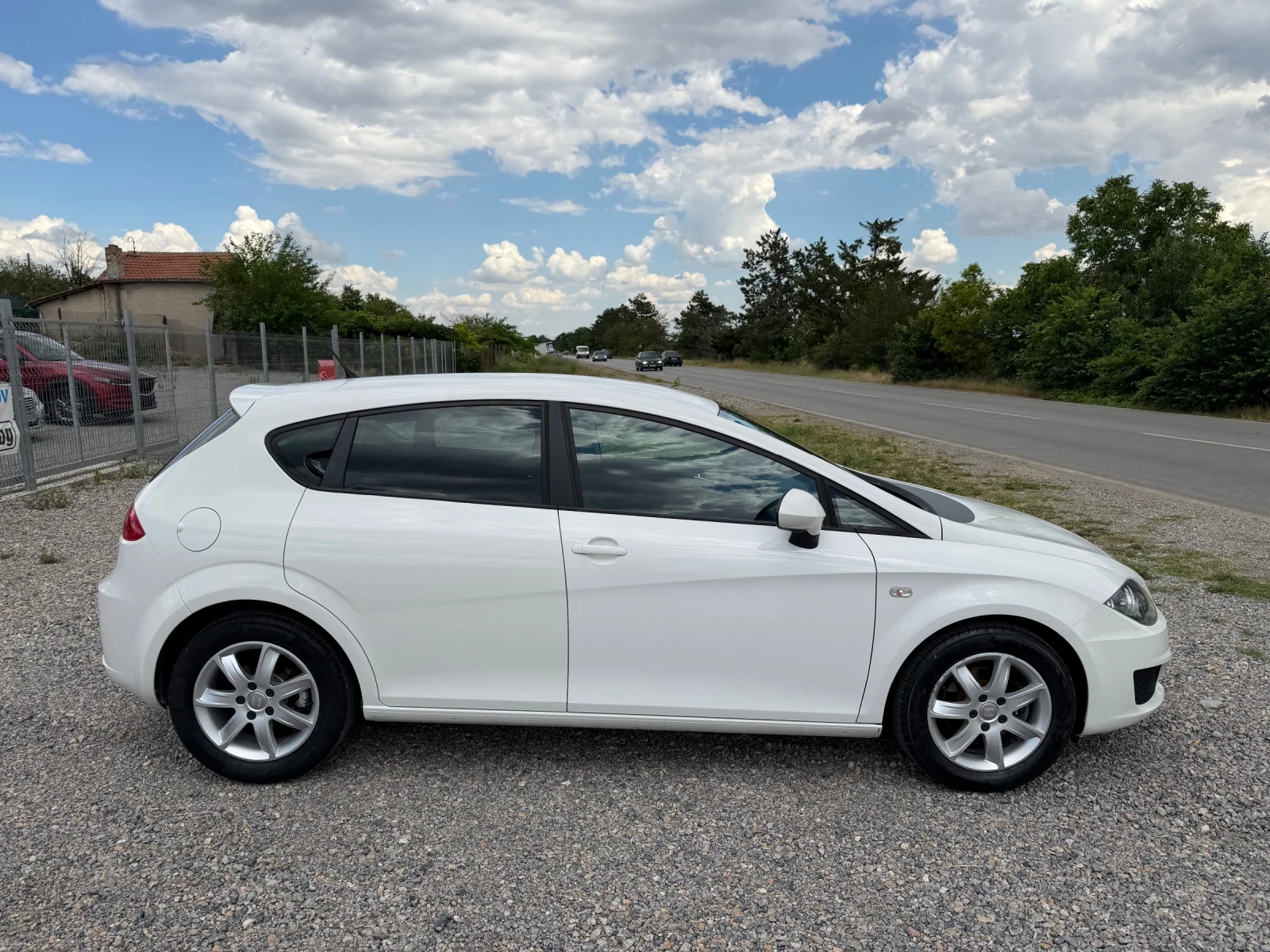 Seat Leon 1.6/КАТО НОВА, снимка 3 - Автомобили и джипове - 54964421