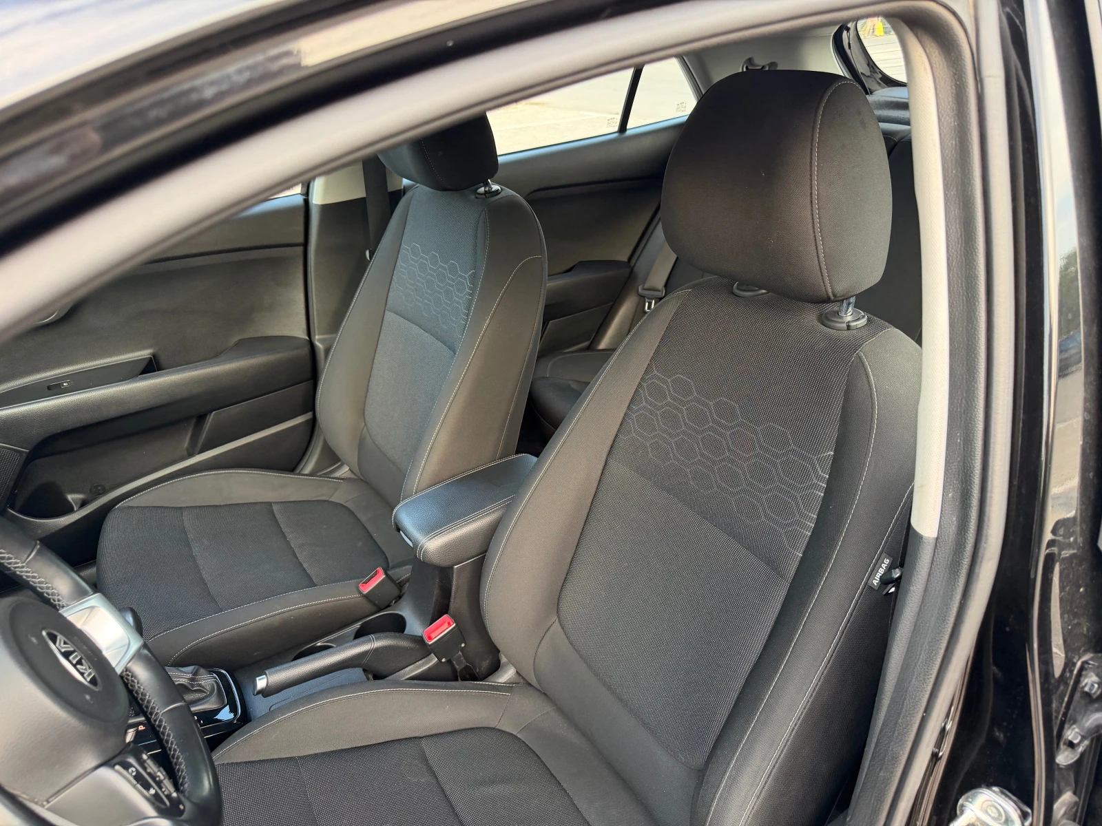 Kia Rio 1.4 Aвтоматик, снимка 11 - Автомобили и джипове - 55002613