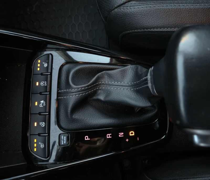 Kia Stonic PLATINUM EDITION FULL 120kc.T-GDI CARPLAY WAZE, снимка 13 - Автомобили и джипове - 52619548