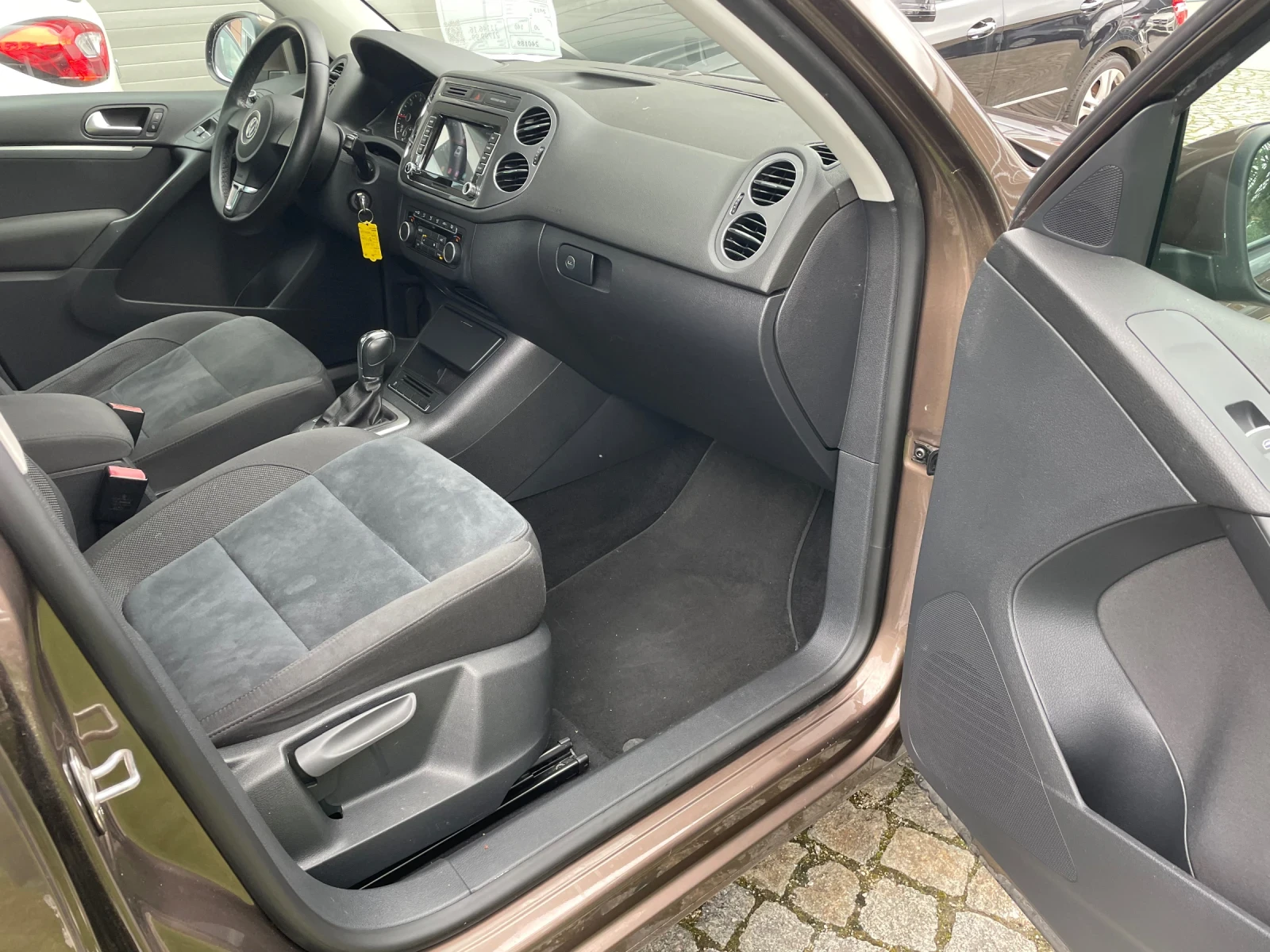VW Tiguan 2.0tdi 4x4 Automat, снимка 13 - Автомобили и джипове - 54040526