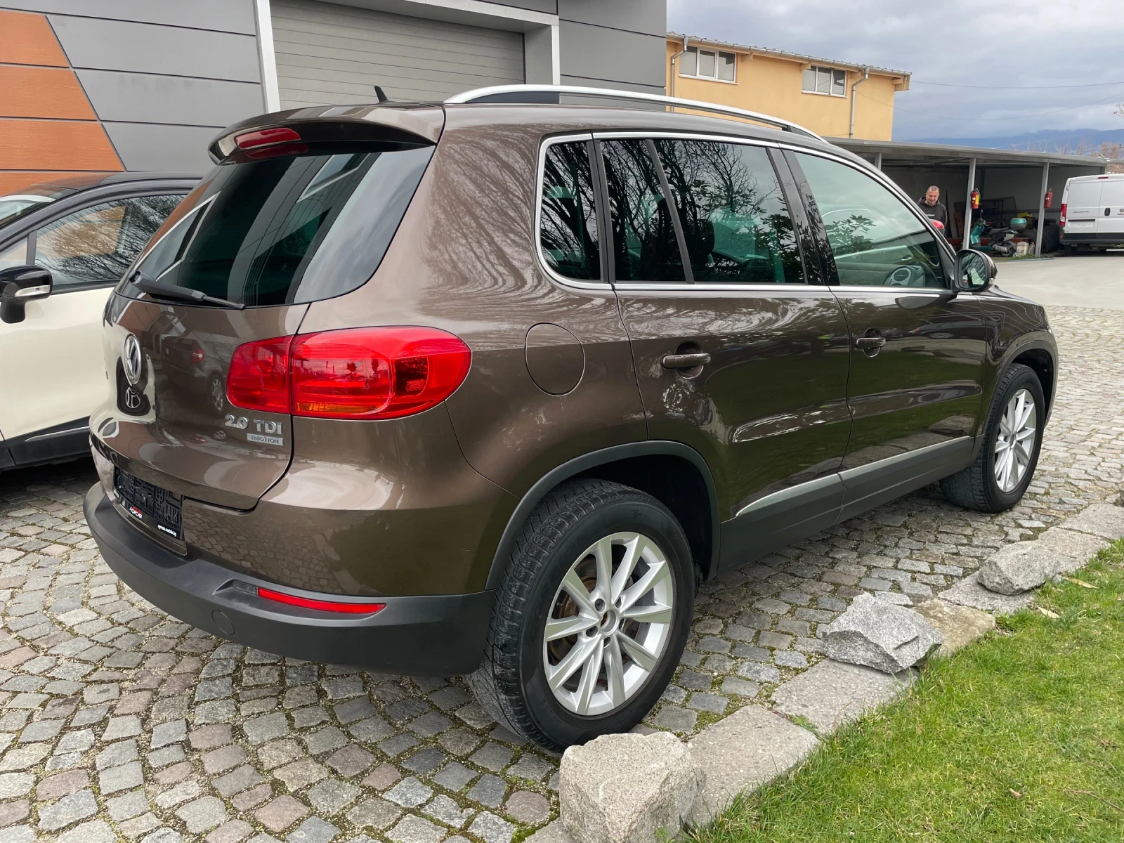 VW Tiguan 2.0tdi 4x4 Automat, снимка 5 - Автомобили и джипове - 54040526