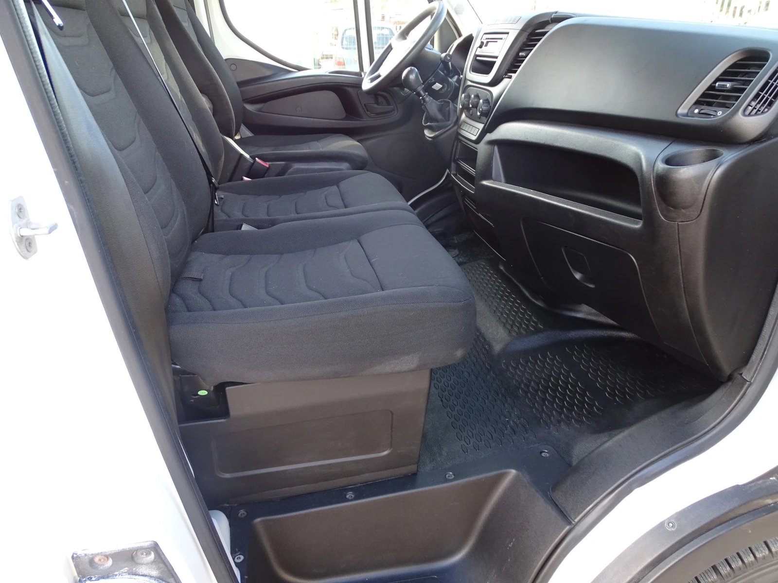 Iveco 35c15 3.0HPI  КАТ. * Б* * ПАДАЩ БОРД* , снимка 16 - Бусове и автобуси - 54710552