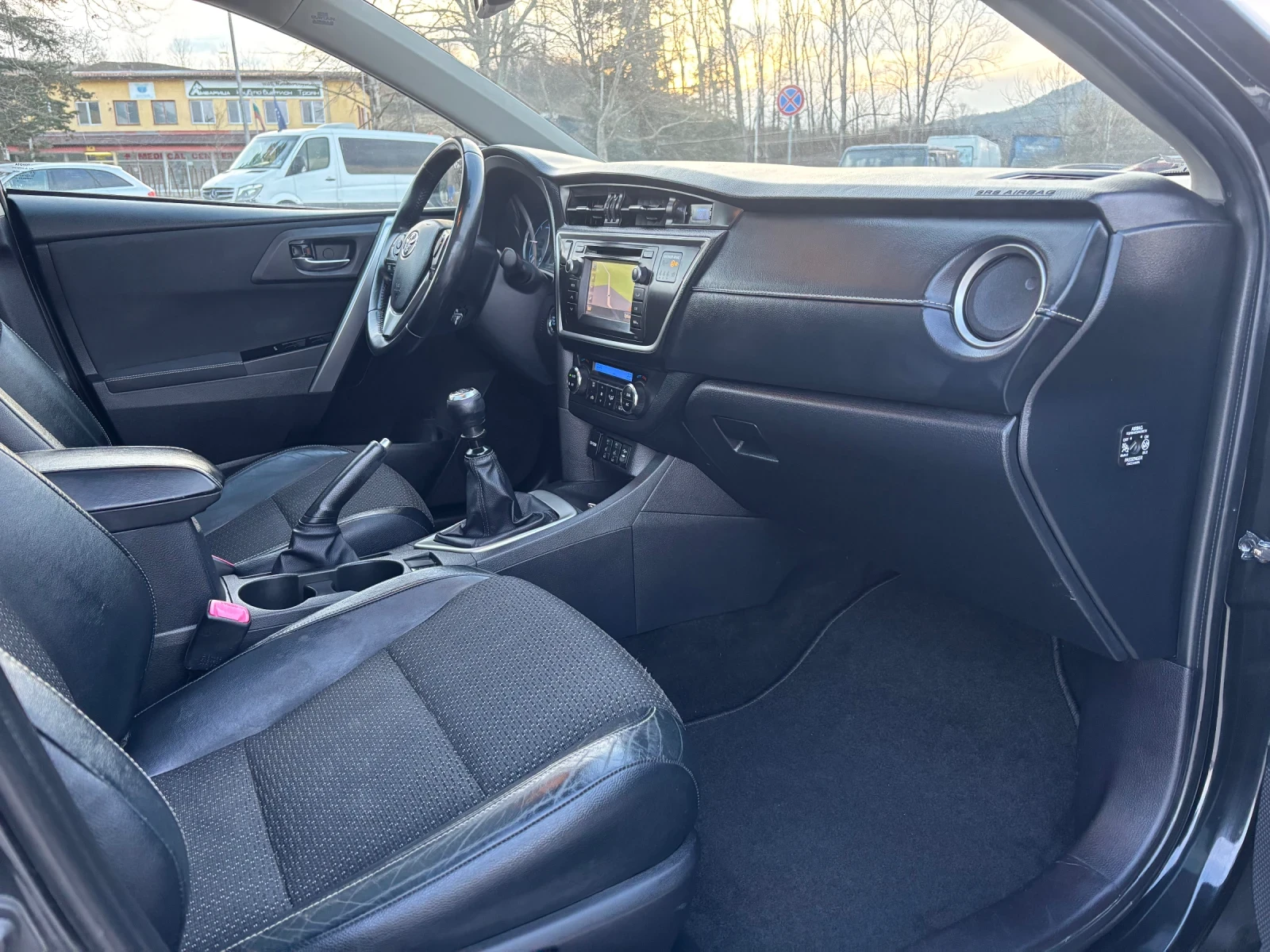 Toyota Auris 2.0 d4d, снимка 12 - Автомобили и джипове - 53879965