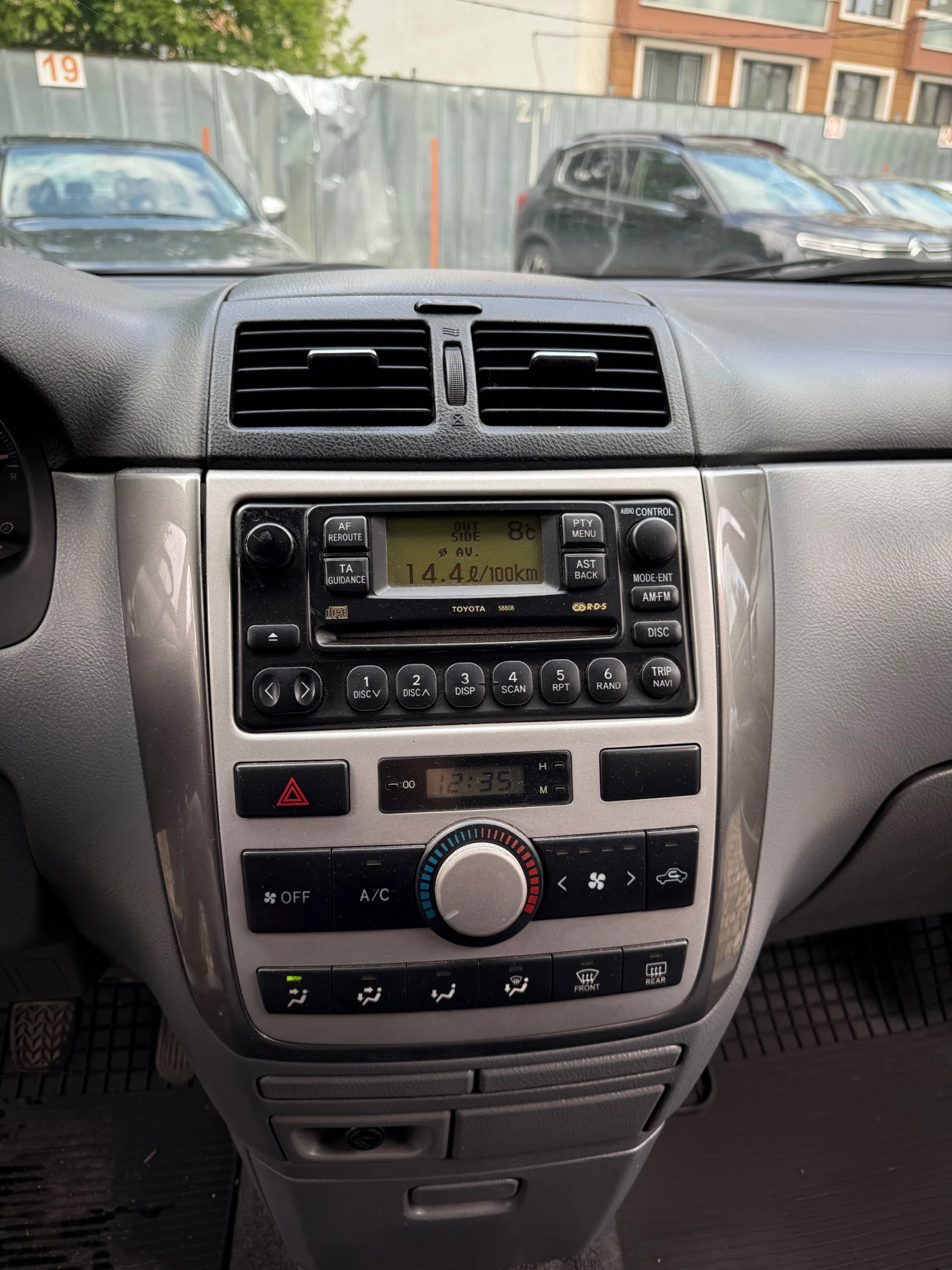 Toyota Avensis verso 2.0 D4D, снимка 10 - Автомобили и джипове - 54392266