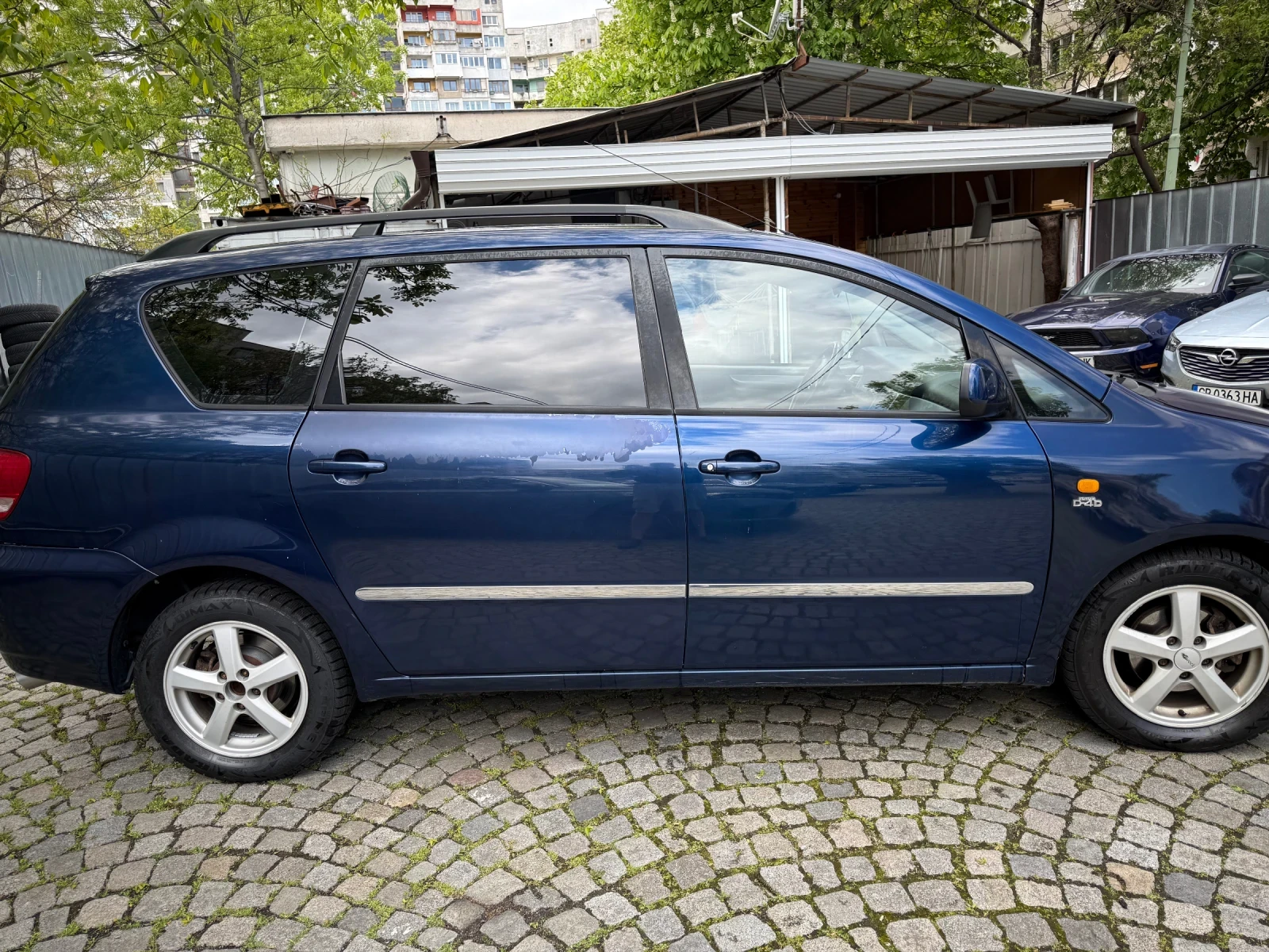 Toyota Avensis verso 2.0 D4D, снимка 2 - Автомобили и джипове - 54392266