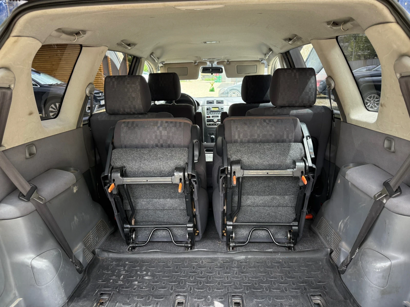 Toyota Avensis verso 2.0 D4D, снимка 13 - Автомобили и джипове - 54392266