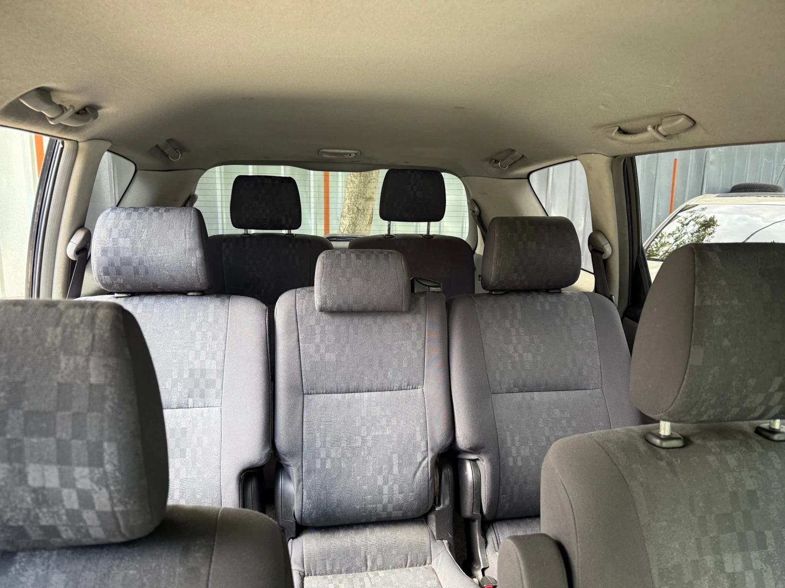 Toyota Avensis verso 2.0 D4D, снимка 12 - Автомобили и джипове - 54392266