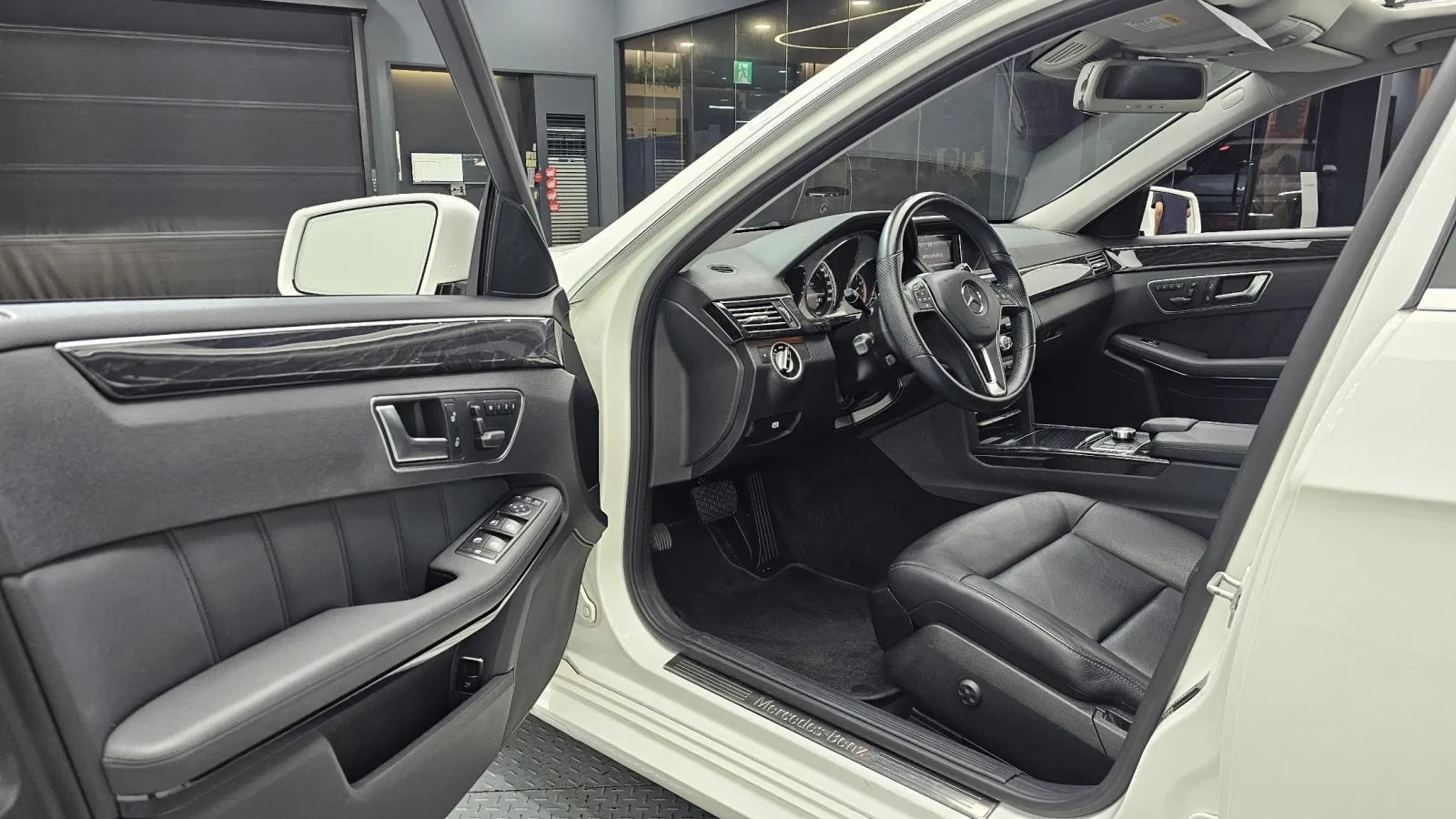 Mercedes-Benz E 300 AMG LINE/ПОДГЕВ/360CAM/PANO, снимка 8 - Автомобили и джипове - 55202978