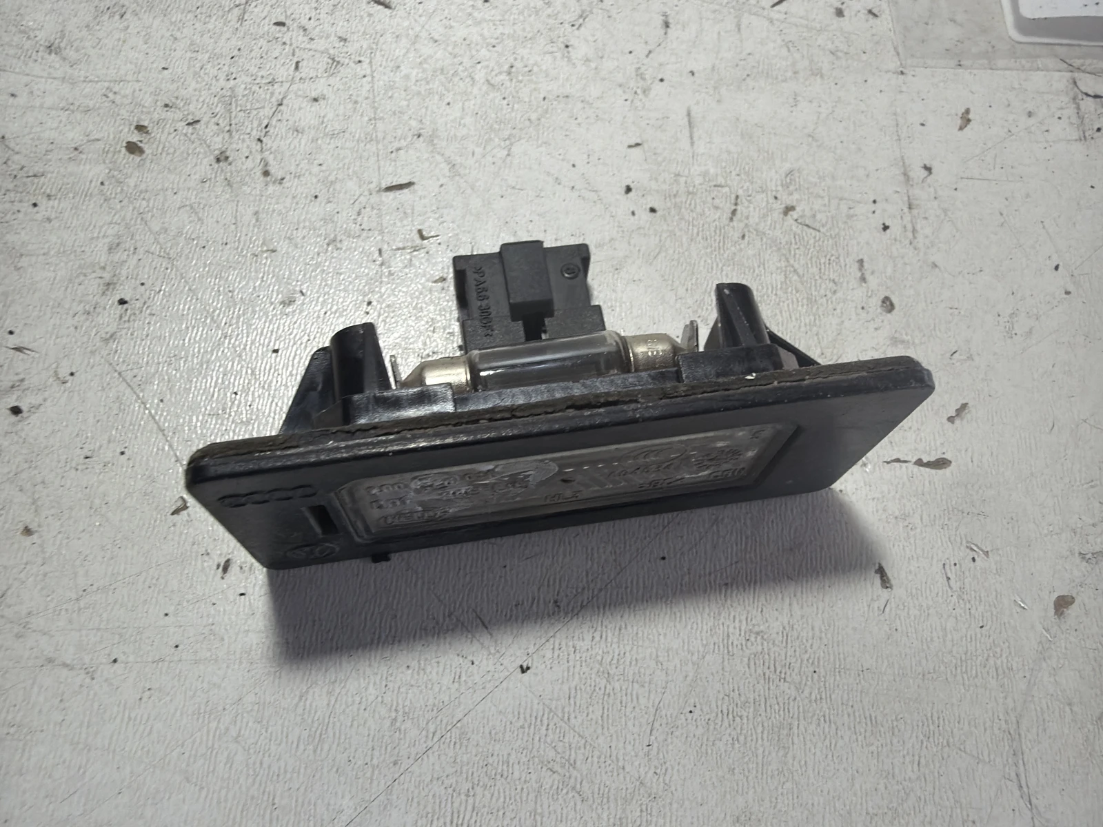 плафон регистрационен номер 8T0943021 Audi A4